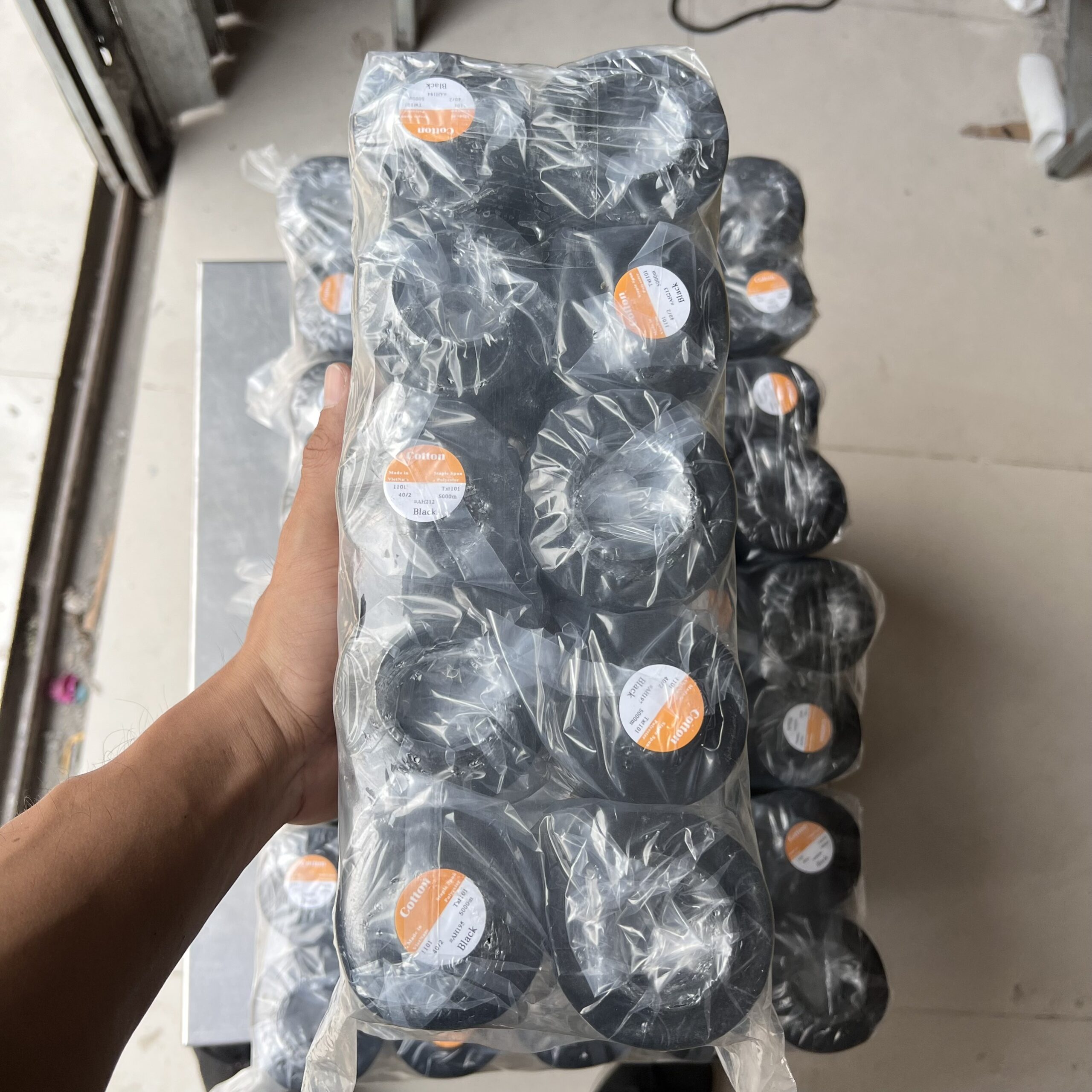 Chỉ may công nghiệp Đen 40/2 - Ảnh 4