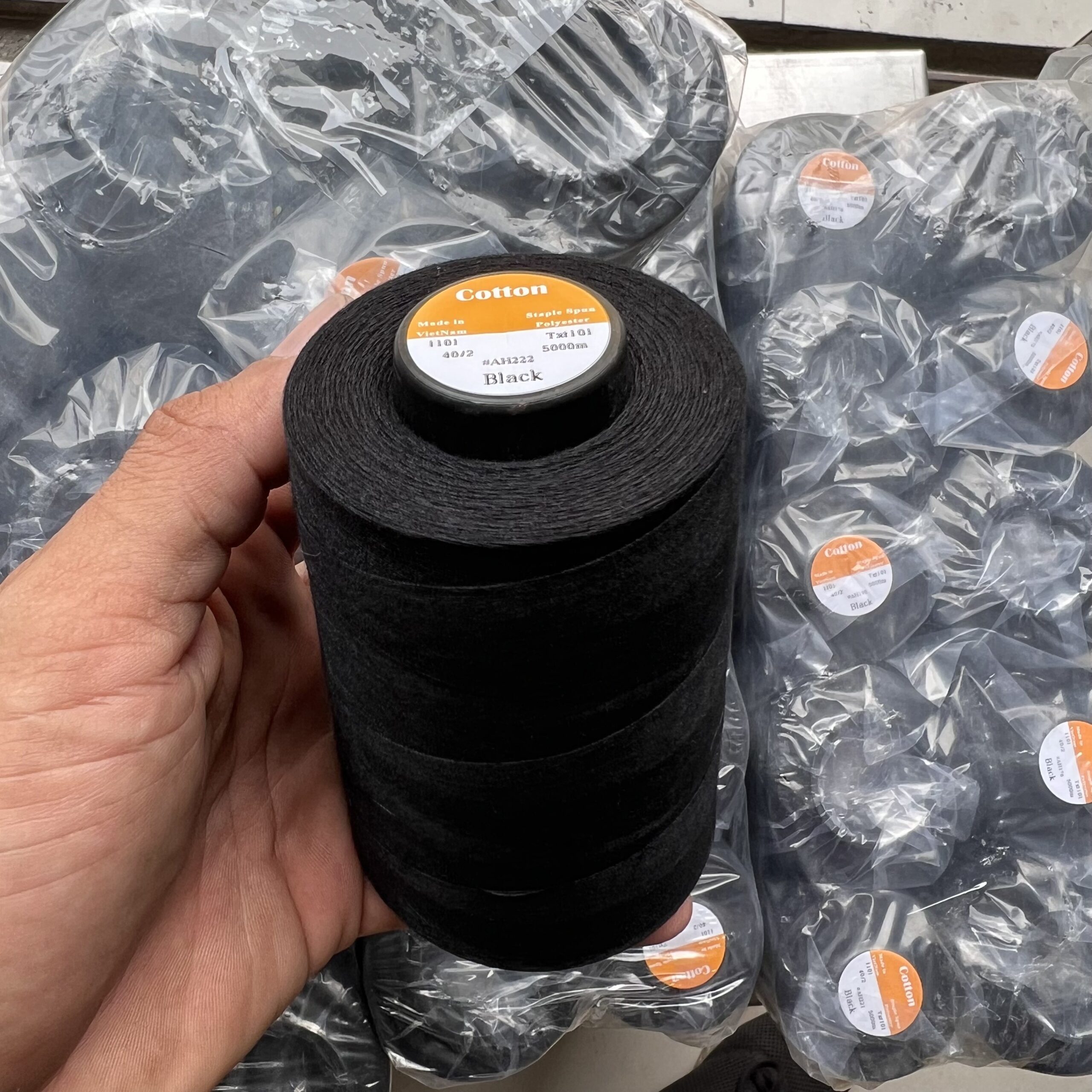 Chỉ may công nghiệp Đen 40/2 - Ảnh 12
