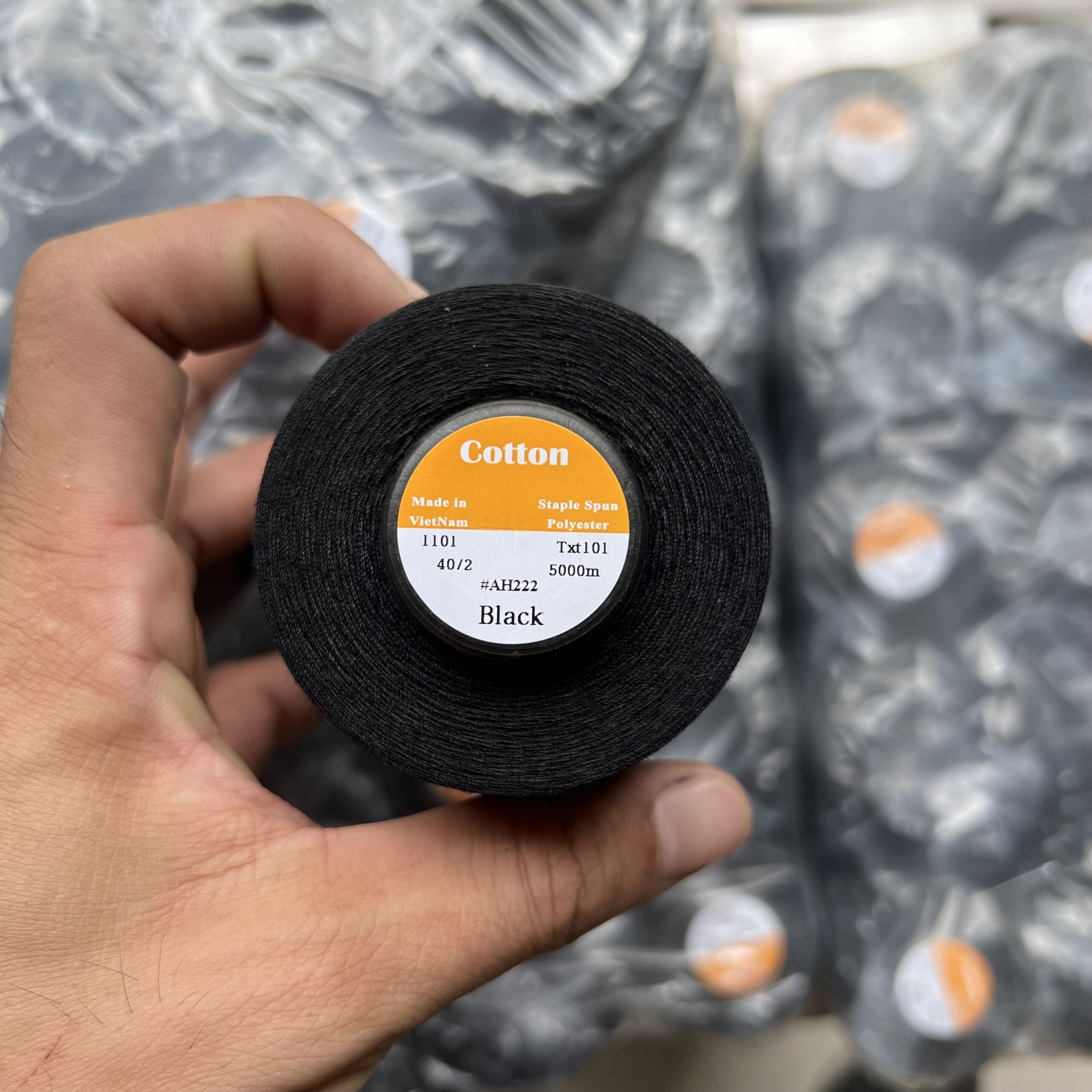 Chỉ may công nghiệp Đen 40/2 - Ảnh 13