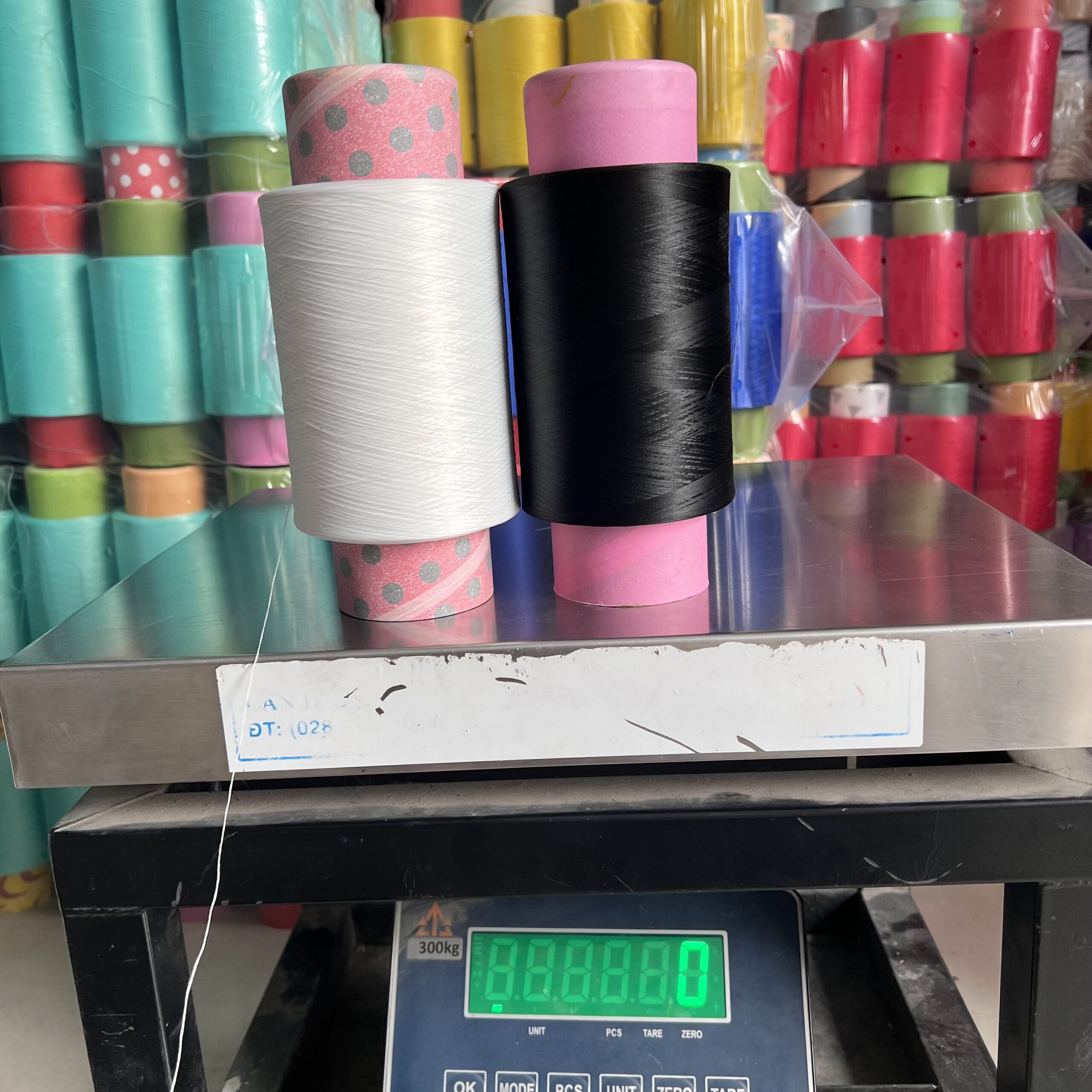 Tơ vắt sổ đen 150 hàng loại 1 ( 500gr/cuộn) - Ảnh 2