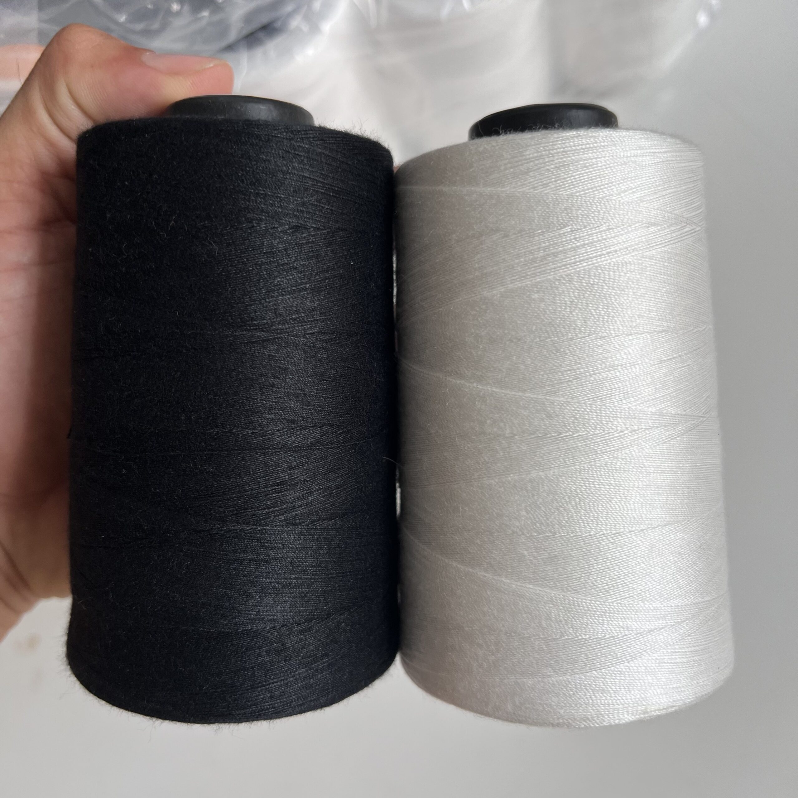 Chỉ may công nghiệp trắng đen sợi lớn 20/2 ( Tex 60, 30/3 ) hàng cty 2500m/cuộn - Ảnh 8