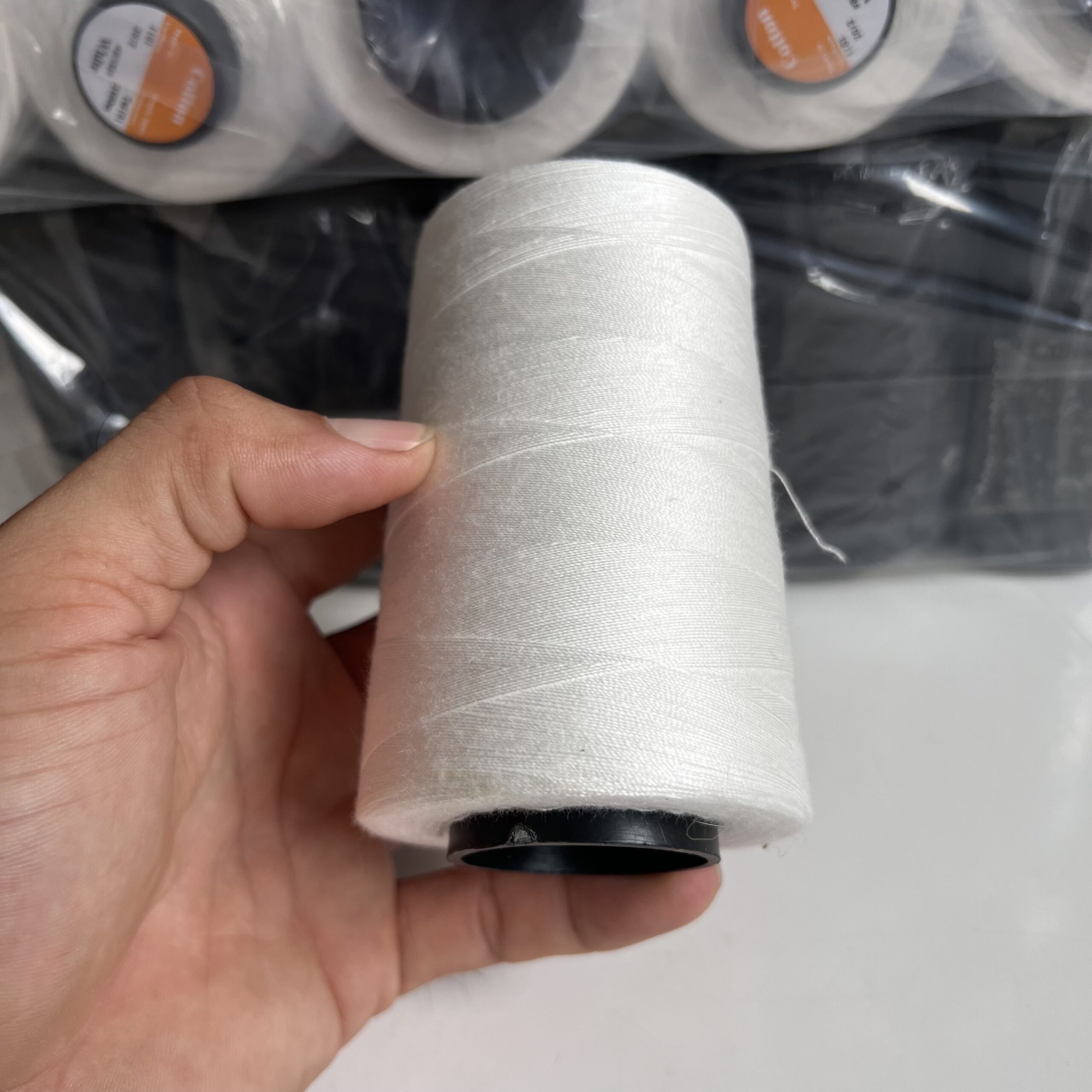 Chỉ may công nghiệp trắng đen sợi lớn 20/2 ( Tex 60, 30/3 ) hàng cty 2500m/cuộn - Ảnh 20