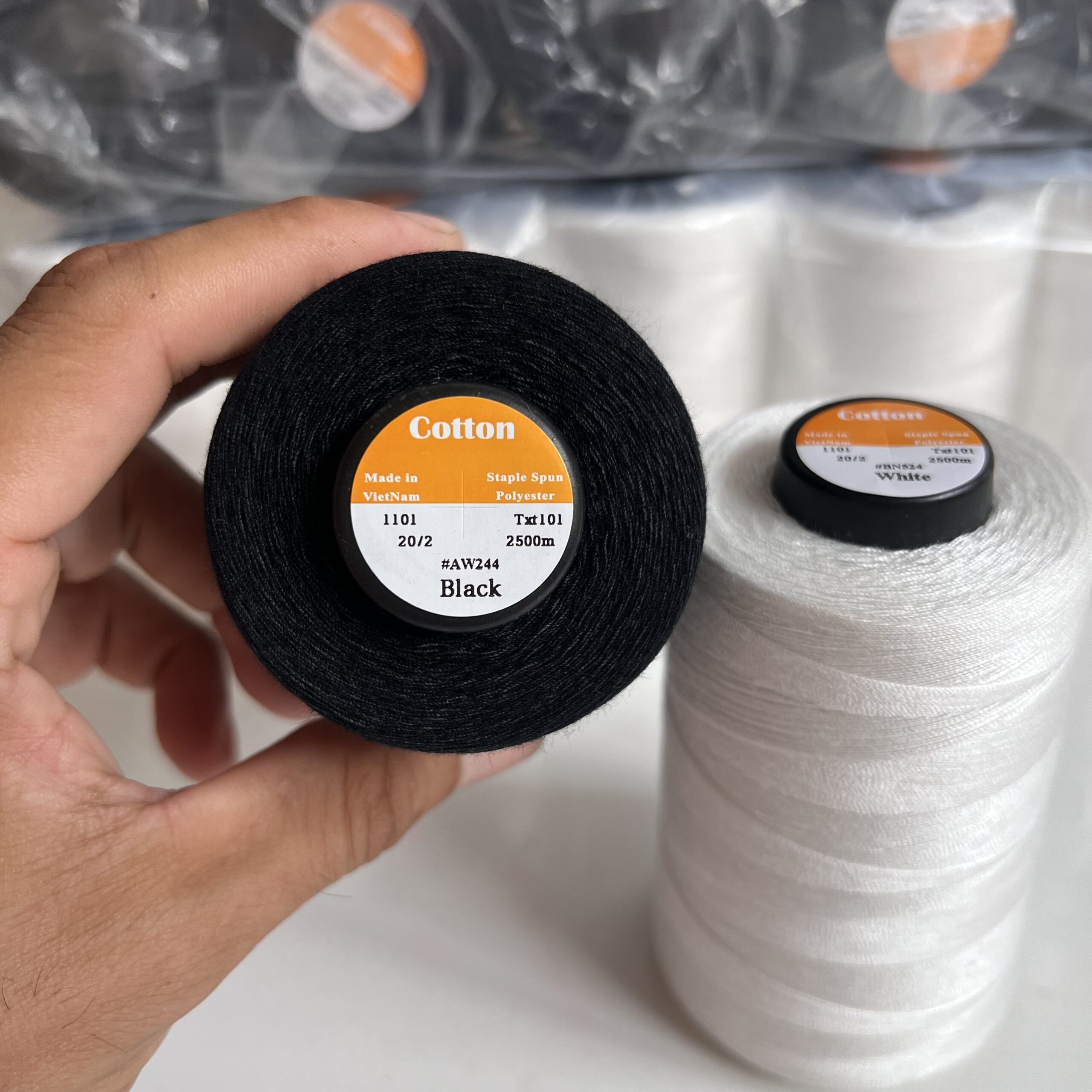 Chỉ may công nghiệp trắng đen sợi lớn 20/2 ( Tex 60, 30/3 ) hàng cty 2500m/cuộn - Ảnh 5