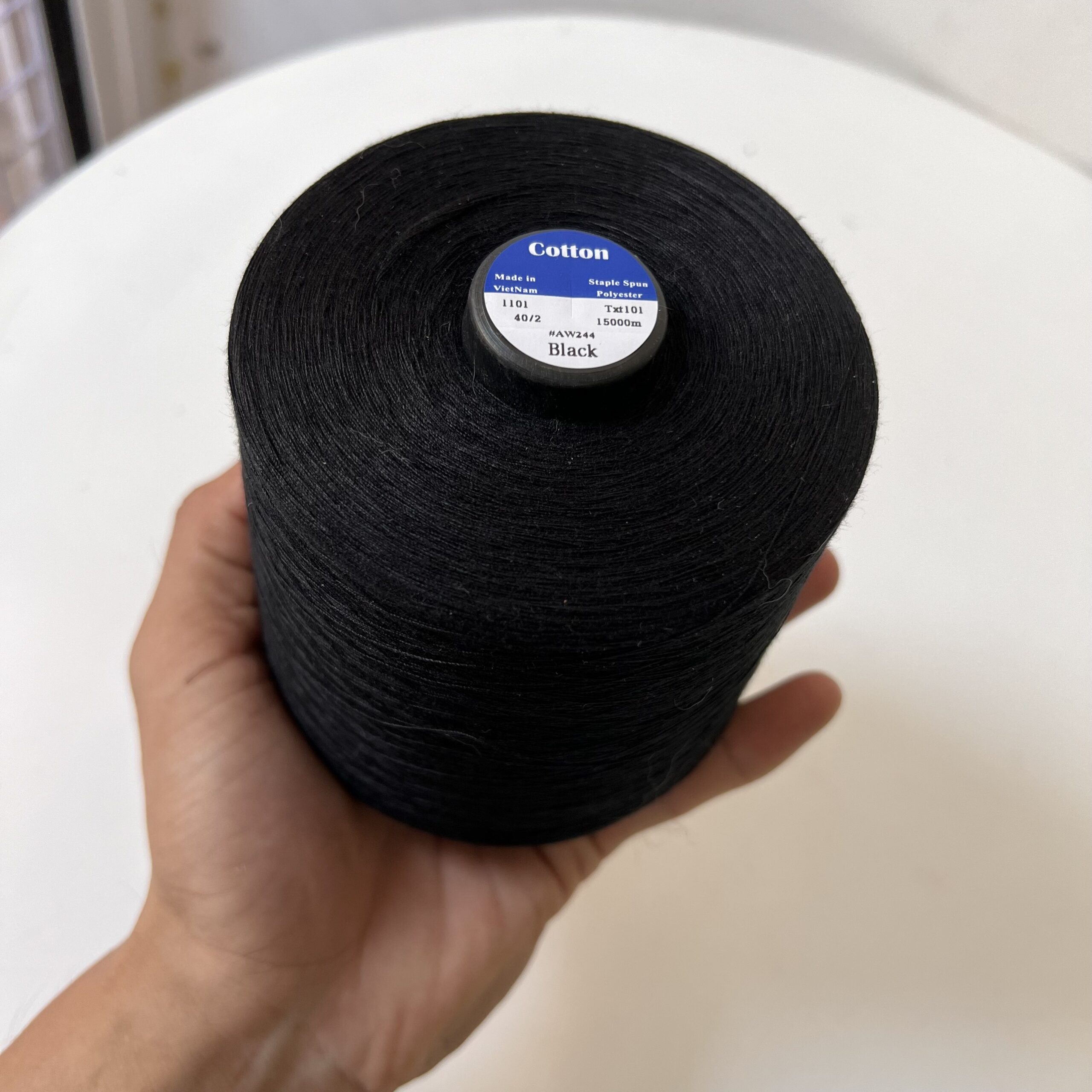 Chỉ may đen, trắng 40/2 cuộn siêu lớn 15.000m 500gr/cuộn hàng đều màu chuyên dùng vắt sổ, 1 kim vắt sổ, lót thêu - Ảnh 2