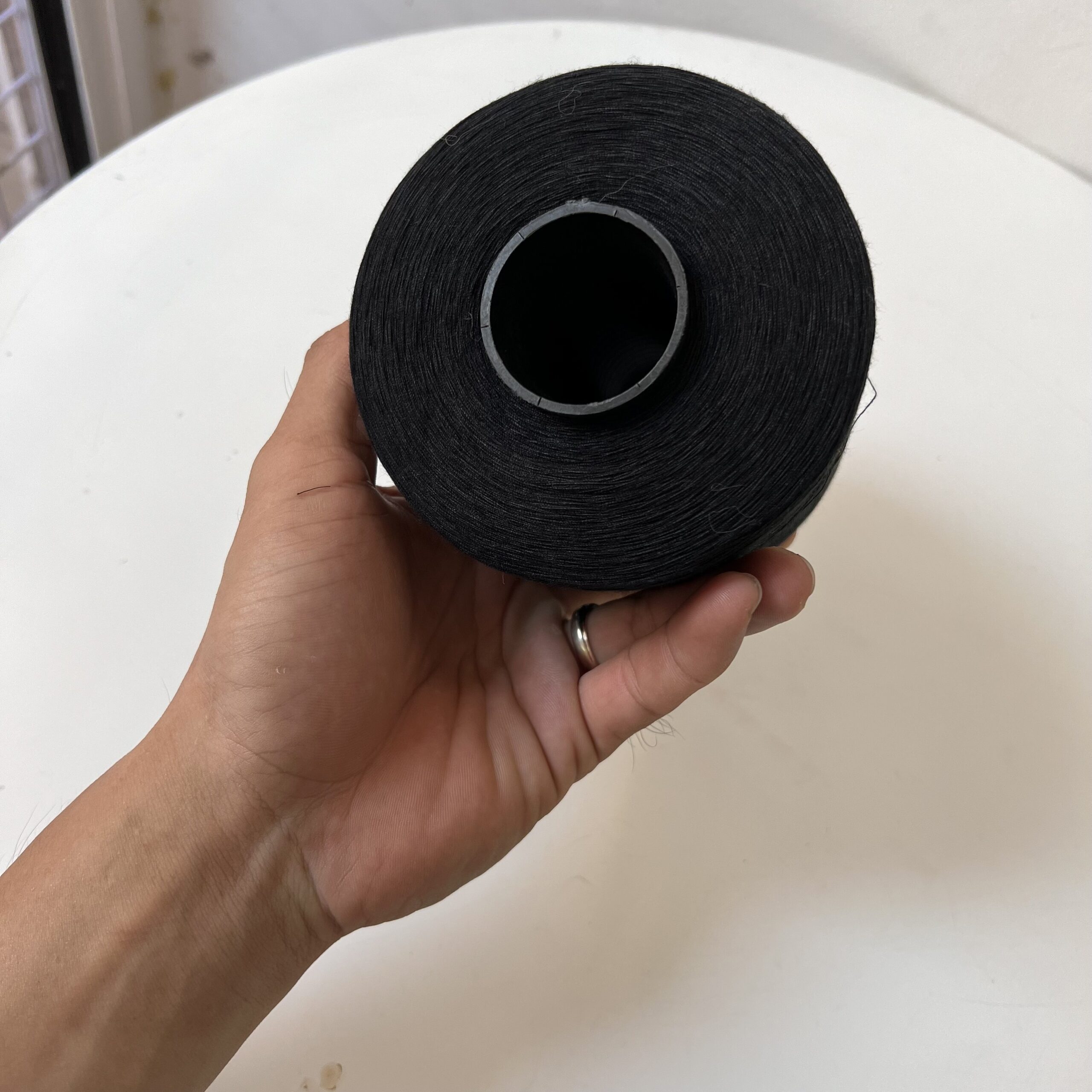 Chỉ may đen, trắng 40/2 cuộn siêu lớn 15.000m 500gr/cuộn hàng đều màu chuyên dùng vắt sổ, 1 kim vắt sổ, lót thêu - Ảnh 7