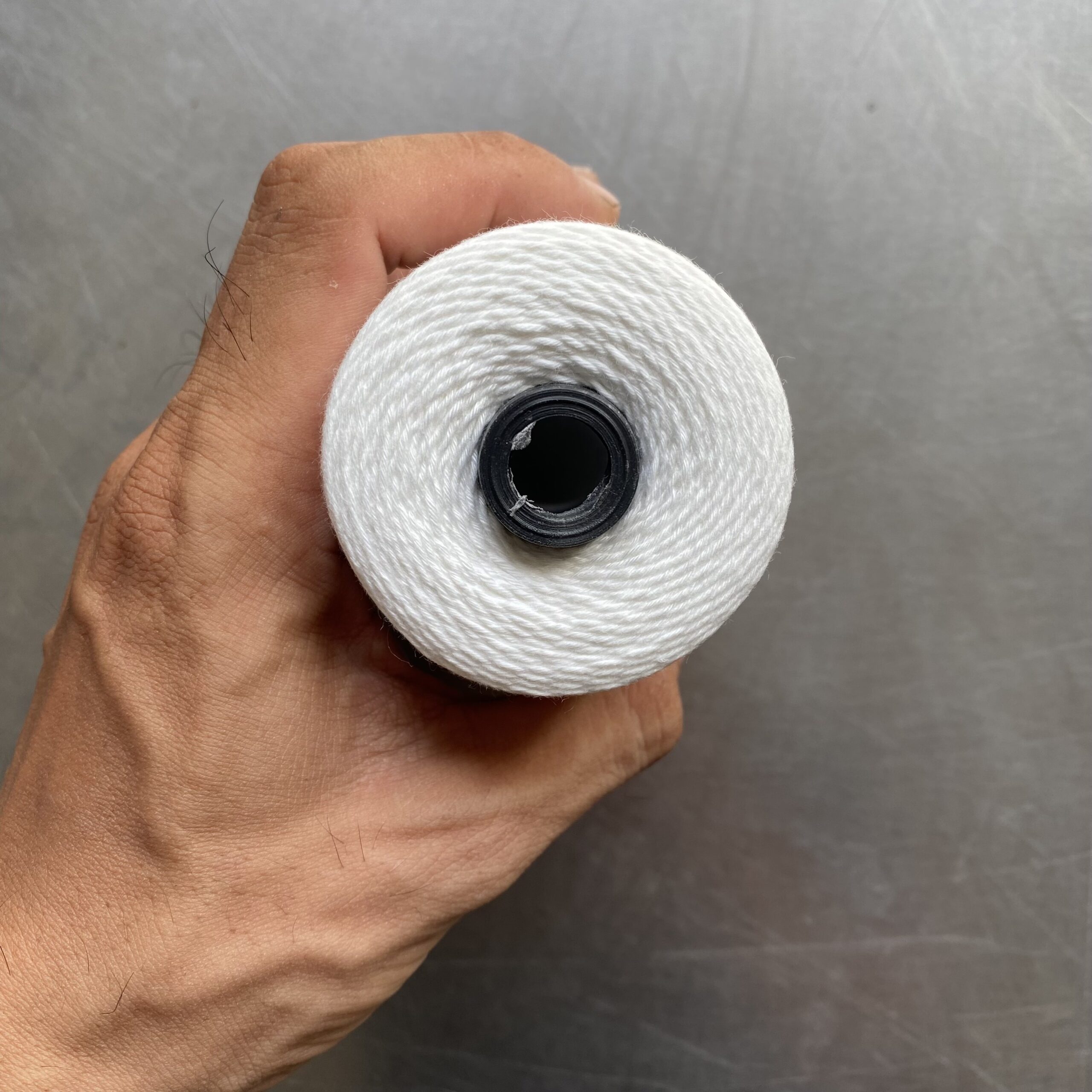 Chỉ may công nghiệp trắng đen sợi lớn 20/2 ( Tex 60, 30/3 ) hàng cty 2500m/cuộn (Sao chép) - Ảnh 9
