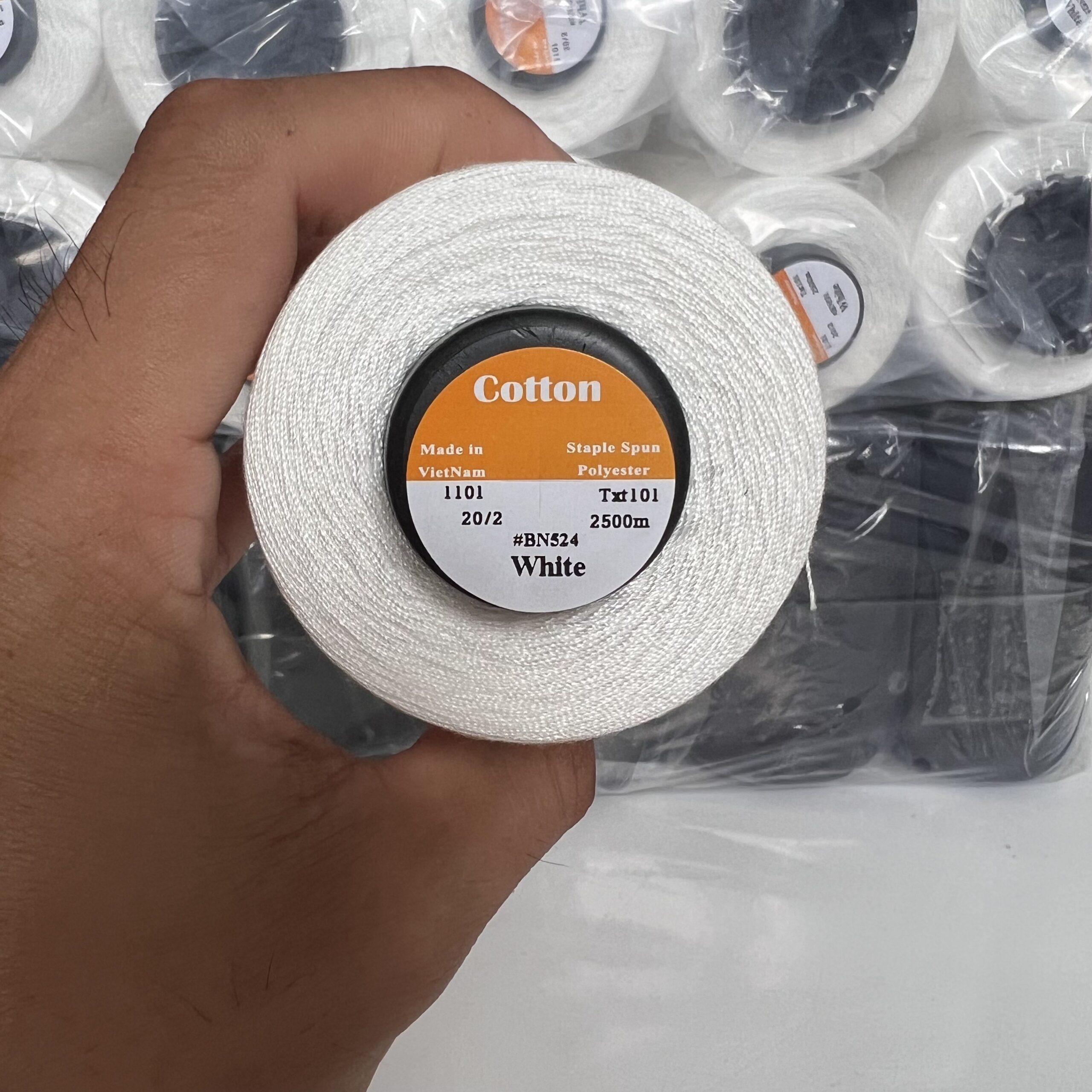 Chỉ may công nghiệp trắng đen sợi lớn 20/2 ( Tex 60, 30/3 ) hàng cty 2500m/cuộn - Ảnh 4