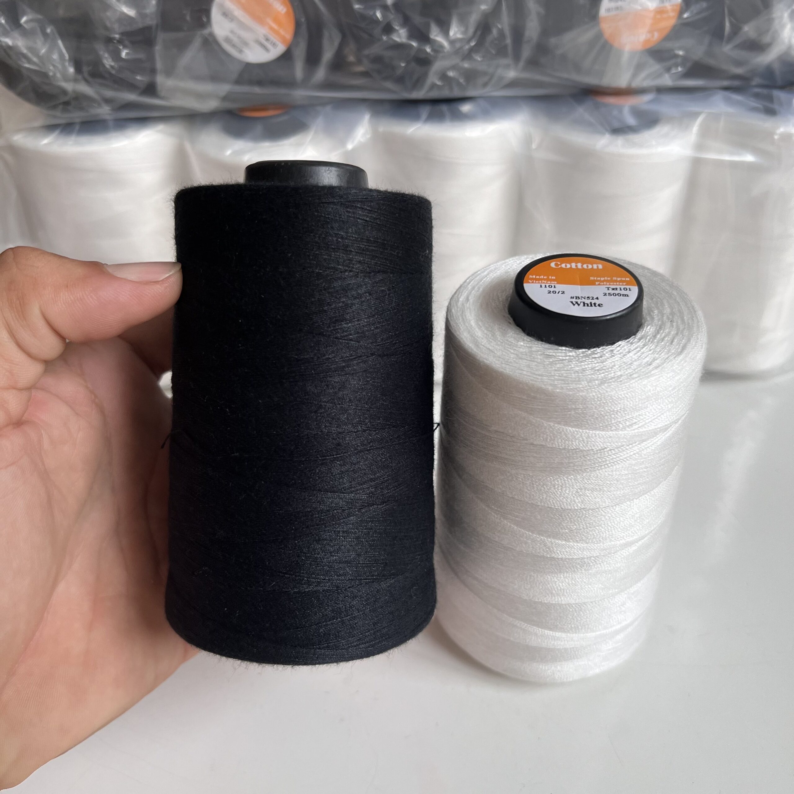 Chỉ may công nghiệp trắng đen sợi lớn 20/2 ( Tex 60, 30/3 ) hàng cty 2500m/cuộn - Ảnh 12
