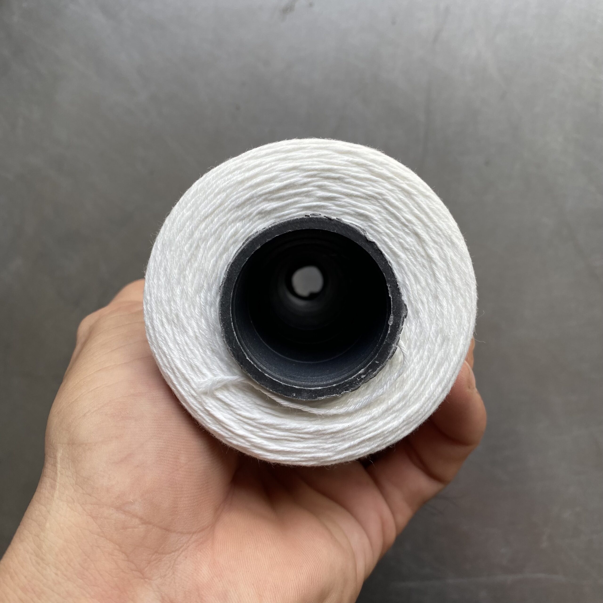 Chỉ may công nghiệp trắng đen sợi lớn 20/2 ( Tex 60, 30/3 ) hàng cty 2500m/cuộn (Sao chép) - Ảnh 2