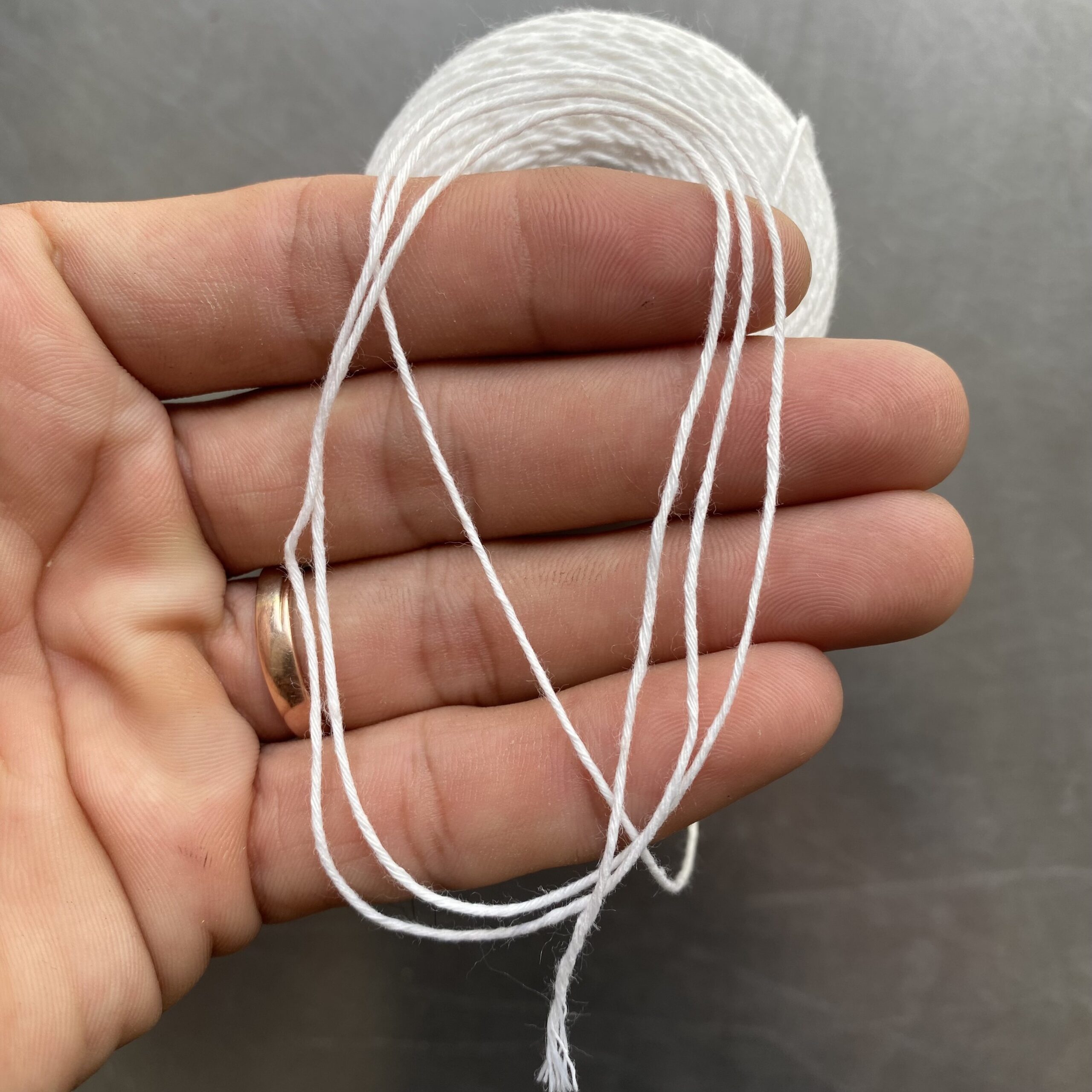 Chỉ may công nghiệp trắng đen sợi lớn 20/2 ( Tex 60, 30/3 ) hàng cty 2500m/cuộn (Sao chép) - Ảnh 3
