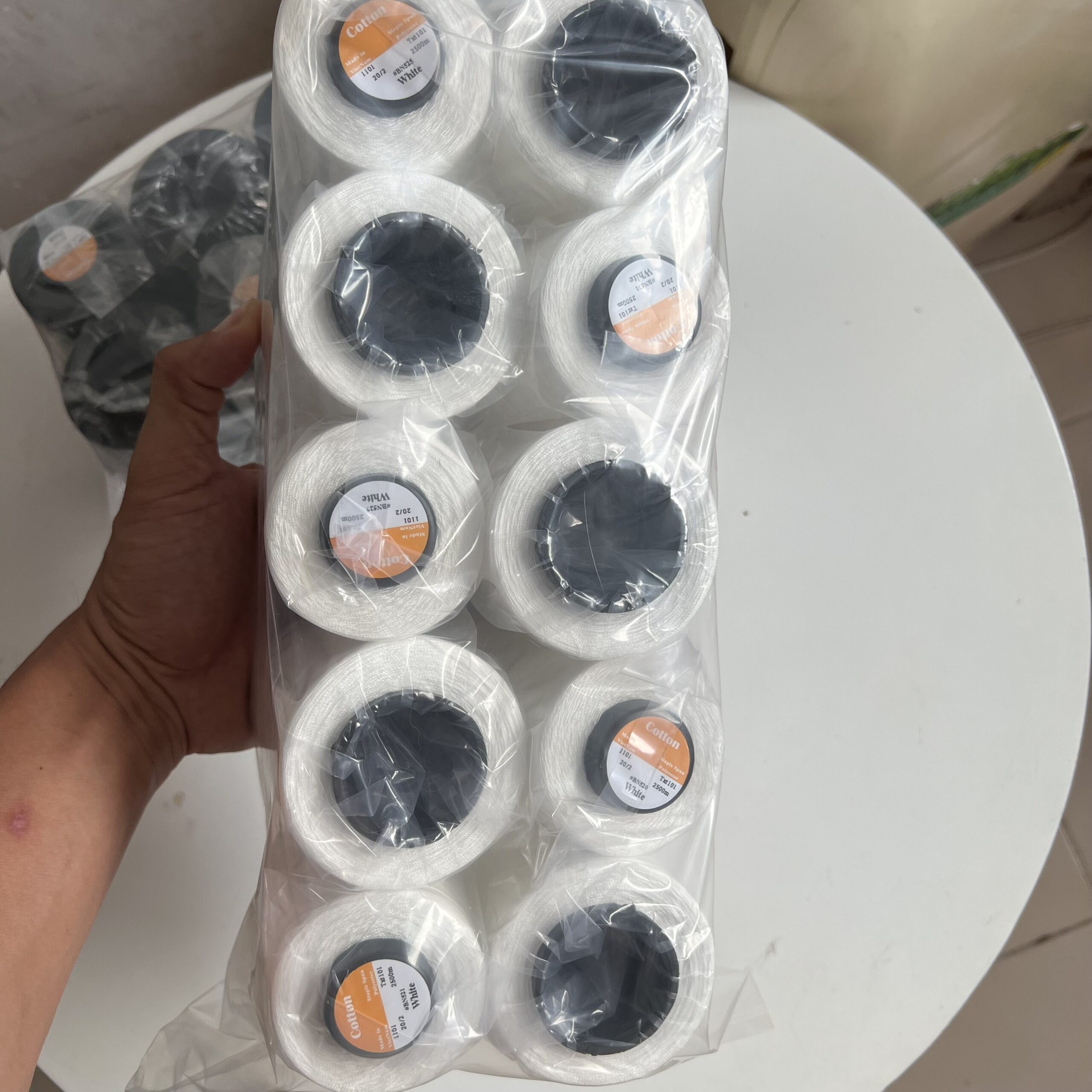 Chỉ may công nghiệp trắng đen sợi lớn 20/2 ( Tex 60, 30/3 ) hàng cty 2500m/cuộn - Ảnh 3