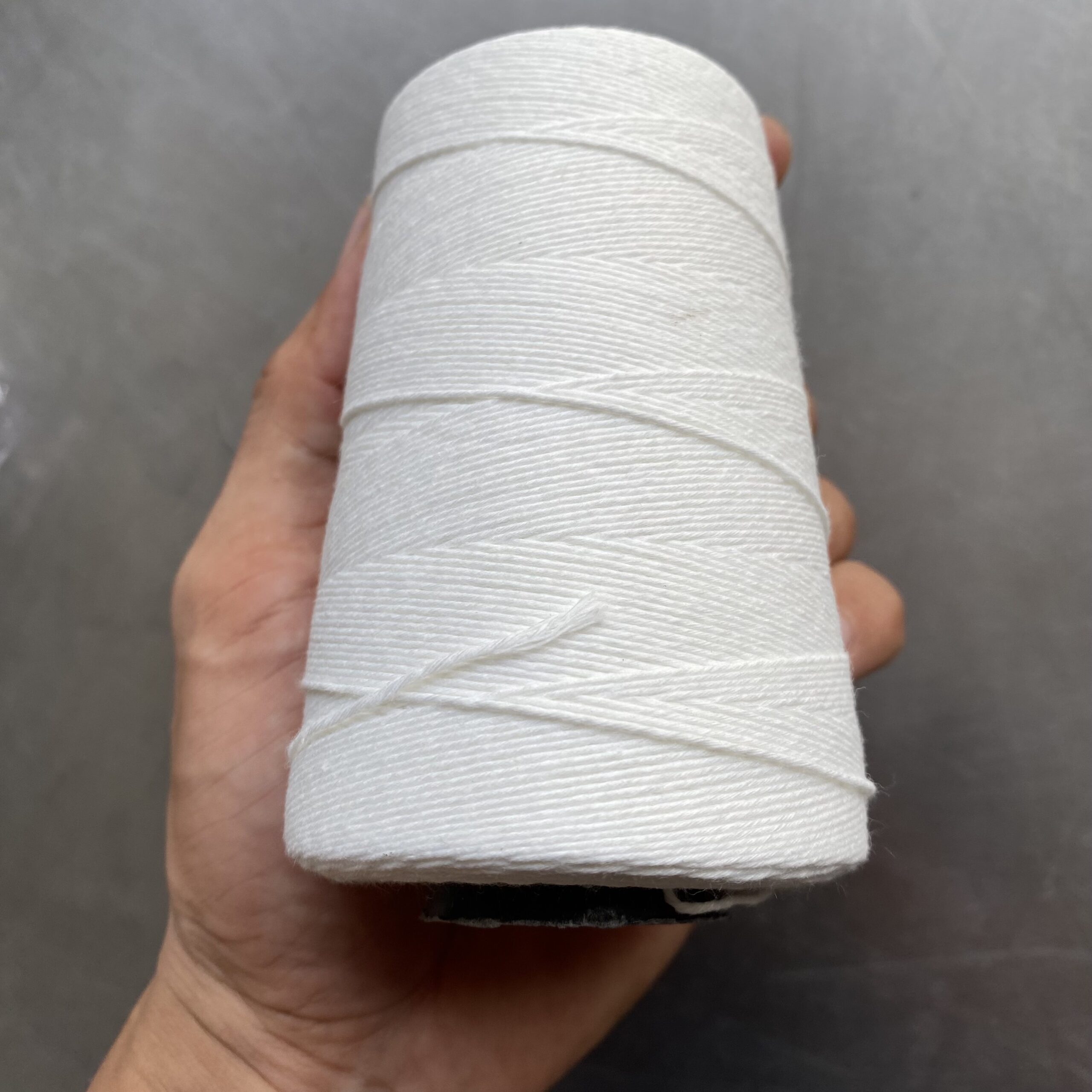 Chỉ may công nghiệp trắng đen sợi lớn 20/2 ( Tex 60, 30/3 ) hàng cty 2500m/cuộn (Sao chép) - Ảnh 4