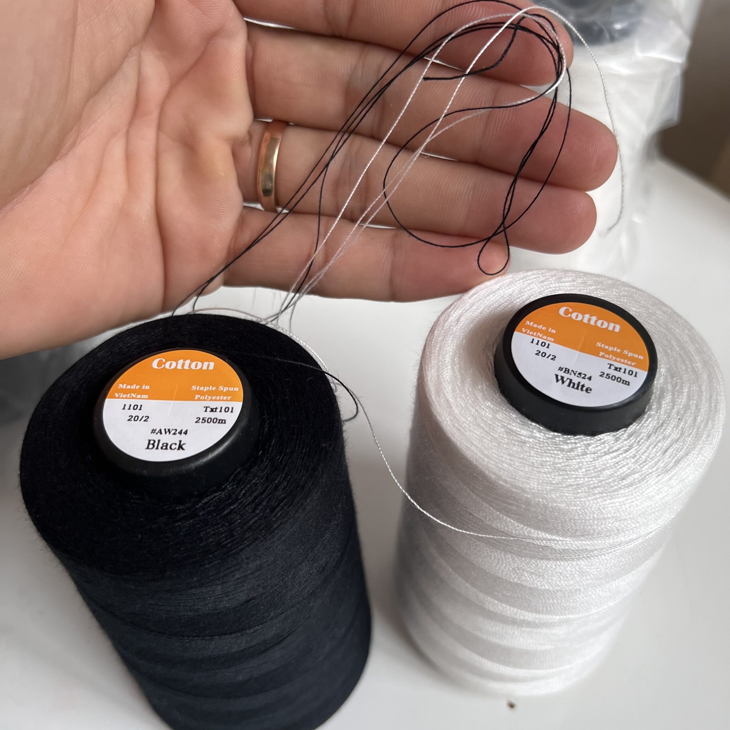 Chỉ may công nghiệp trắng đen sợi lớn 20/2 ( Tex 60, 30/3 ) hàng cty 2500m/cuộn - Ảnh 10