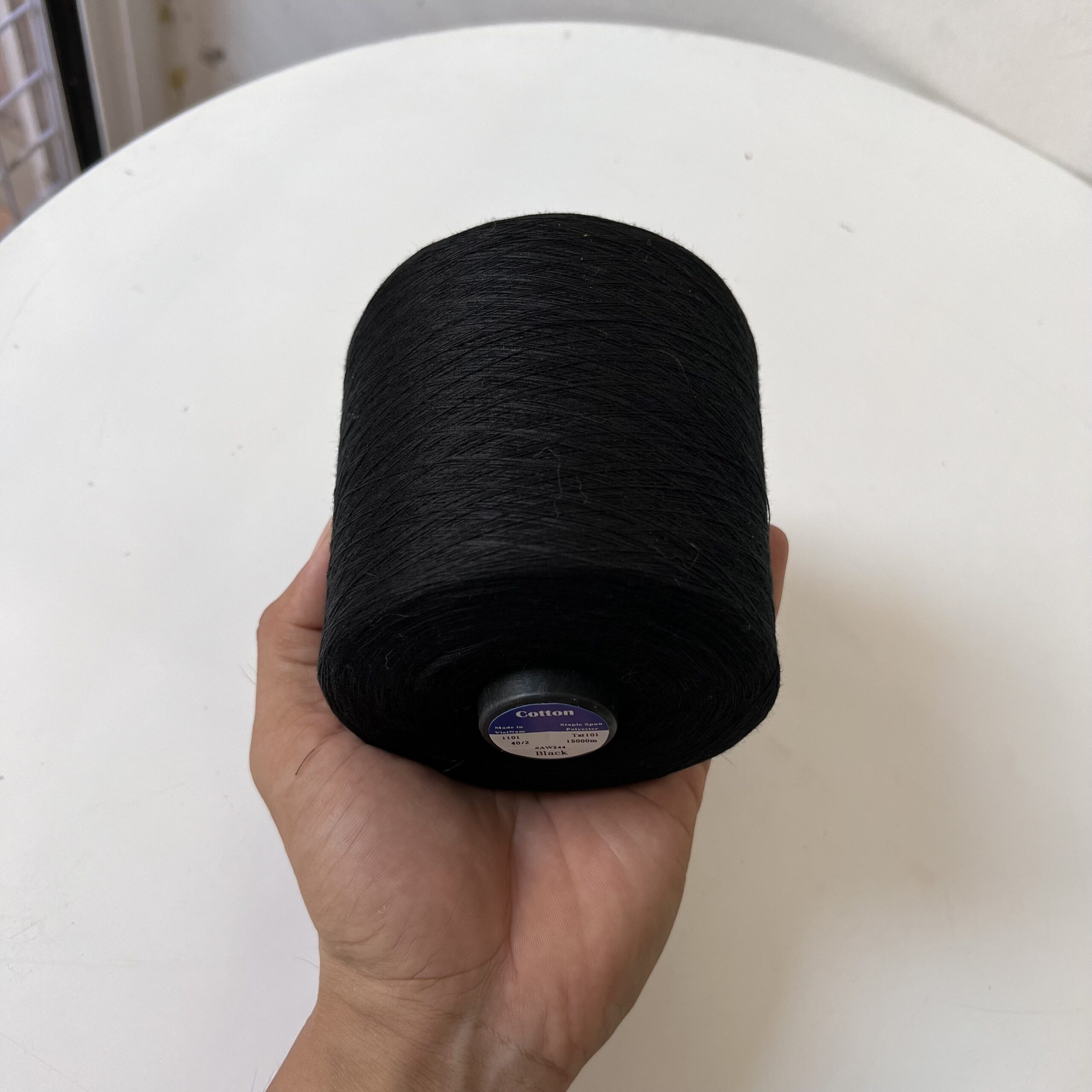 Chỉ may đen, trắng 40/2 cuộn siêu lớn 15.000m 500gr/cuộn hàng đều màu chuyên dùng vắt sổ, 1 kim vắt sổ, lót thêu - Ảnh 5