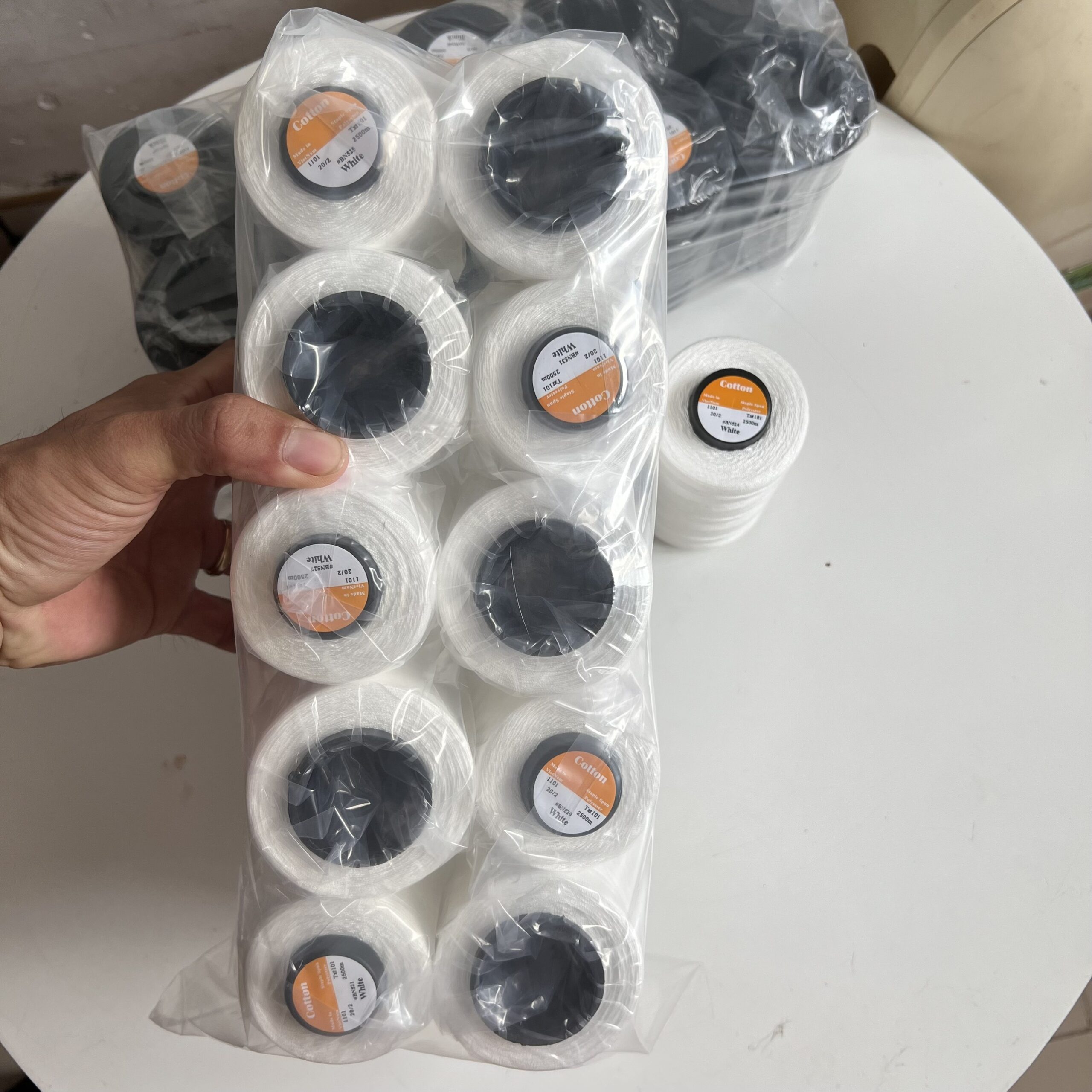 Chỉ may công nghiệp trắng đen sợi lớn 20/2 ( Tex 60, 30/3 ) hàng cty 2500m/cuộn - Ảnh 7