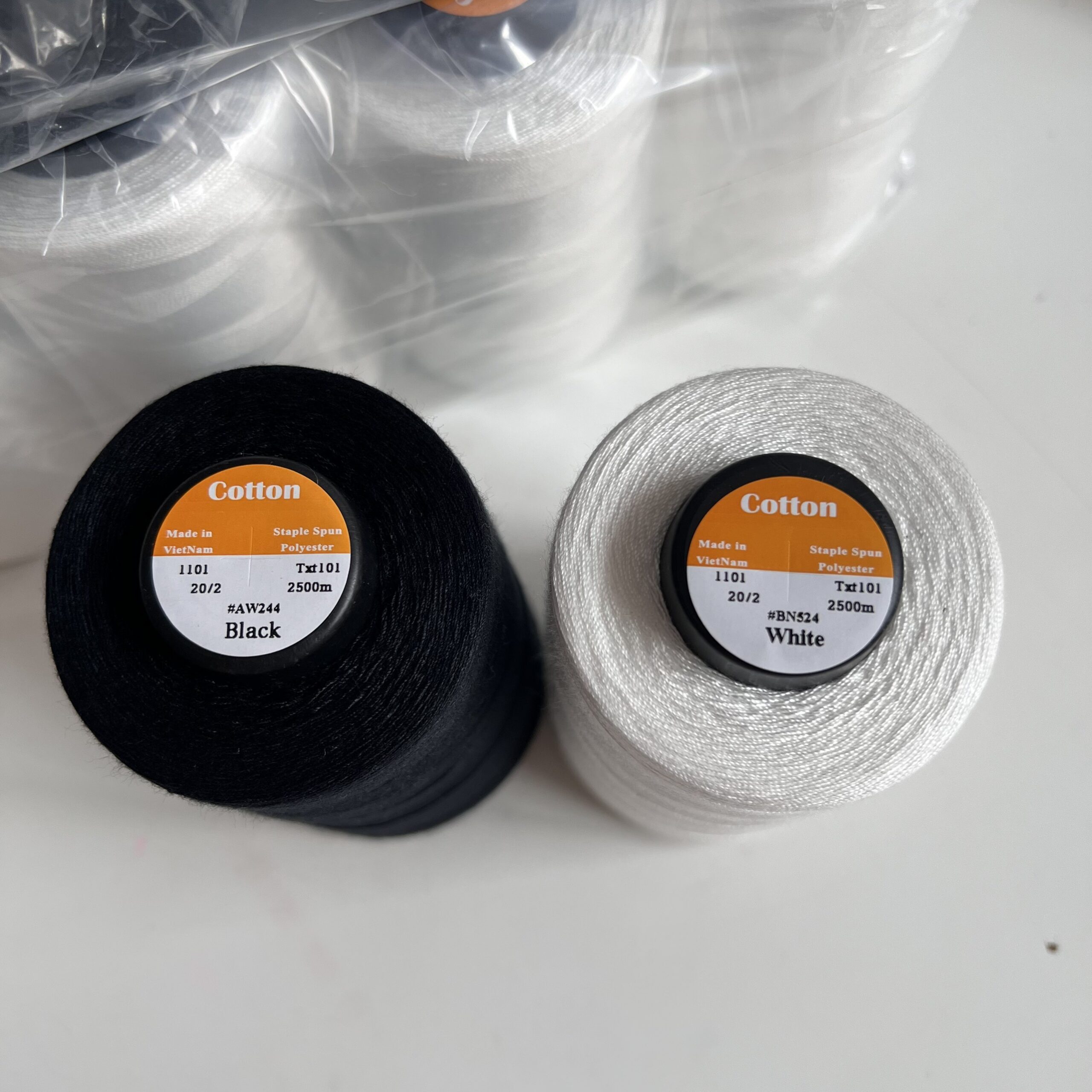 Chỉ may công nghiệp trắng đen sợi lớn 20/2 ( Tex 60, 30/3 ) hàng cty 2500m/cuộn - Ảnh 6