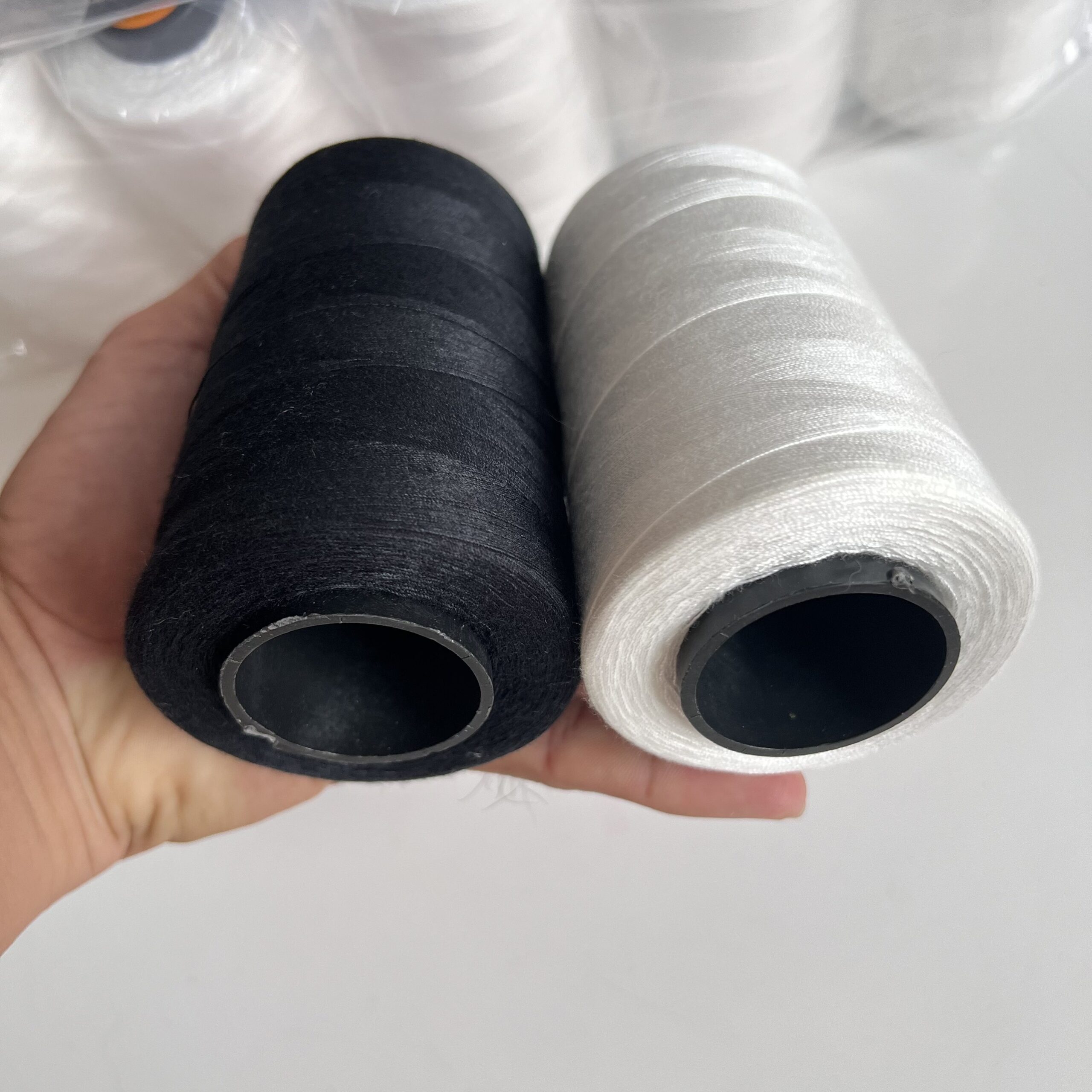 Chỉ may công nghiệp trắng đen sợi lớn 20/2 ( Tex 60, 30/3 ) hàng cty 2500m/cuộn - Ảnh 9