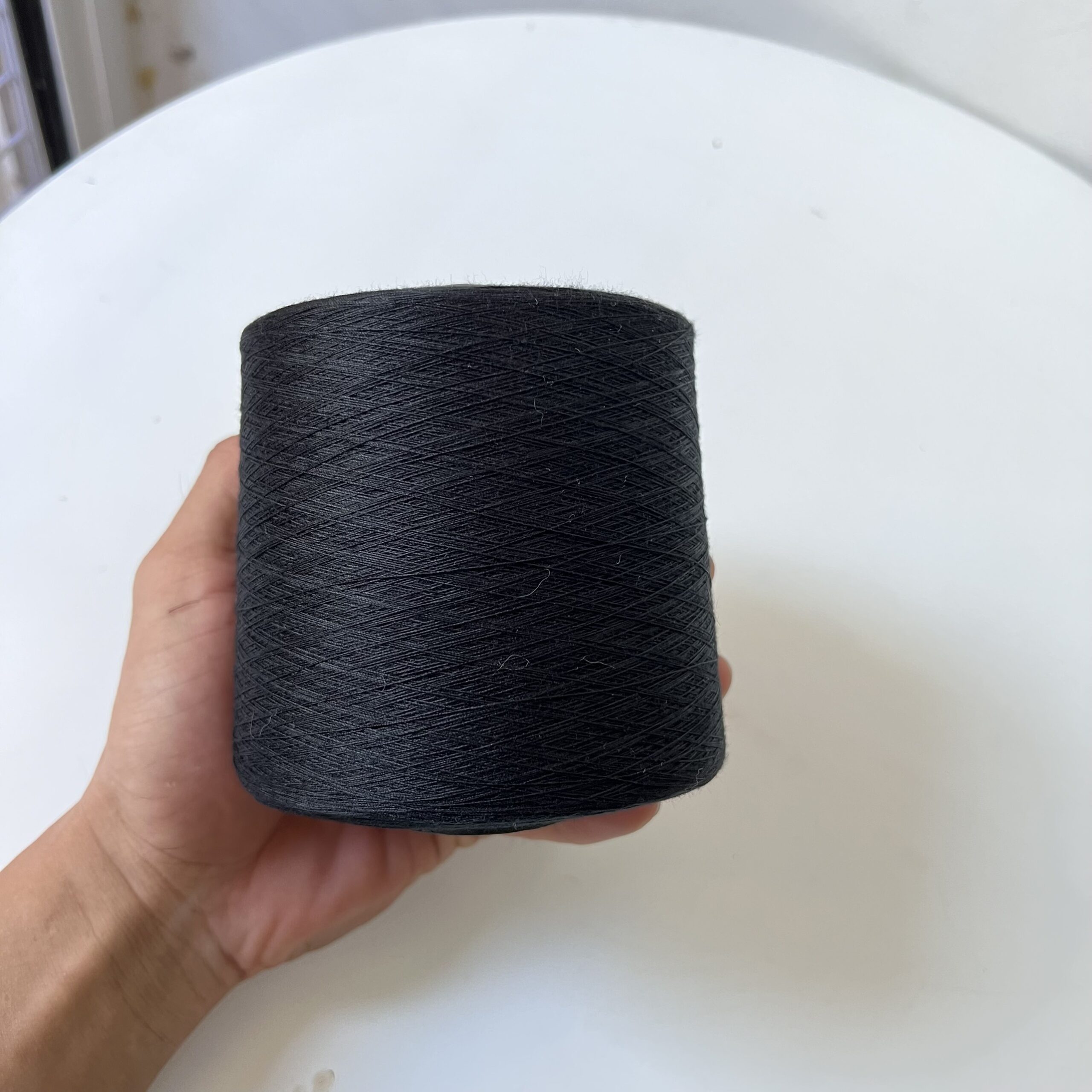 Chỉ may đen, trắng 40/2 cuộn siêu lớn 15.000m 500gr/cuộn hàng đều màu chuyên dùng vắt sổ, 1 kim vắt sổ, lót thêu - Ảnh 6