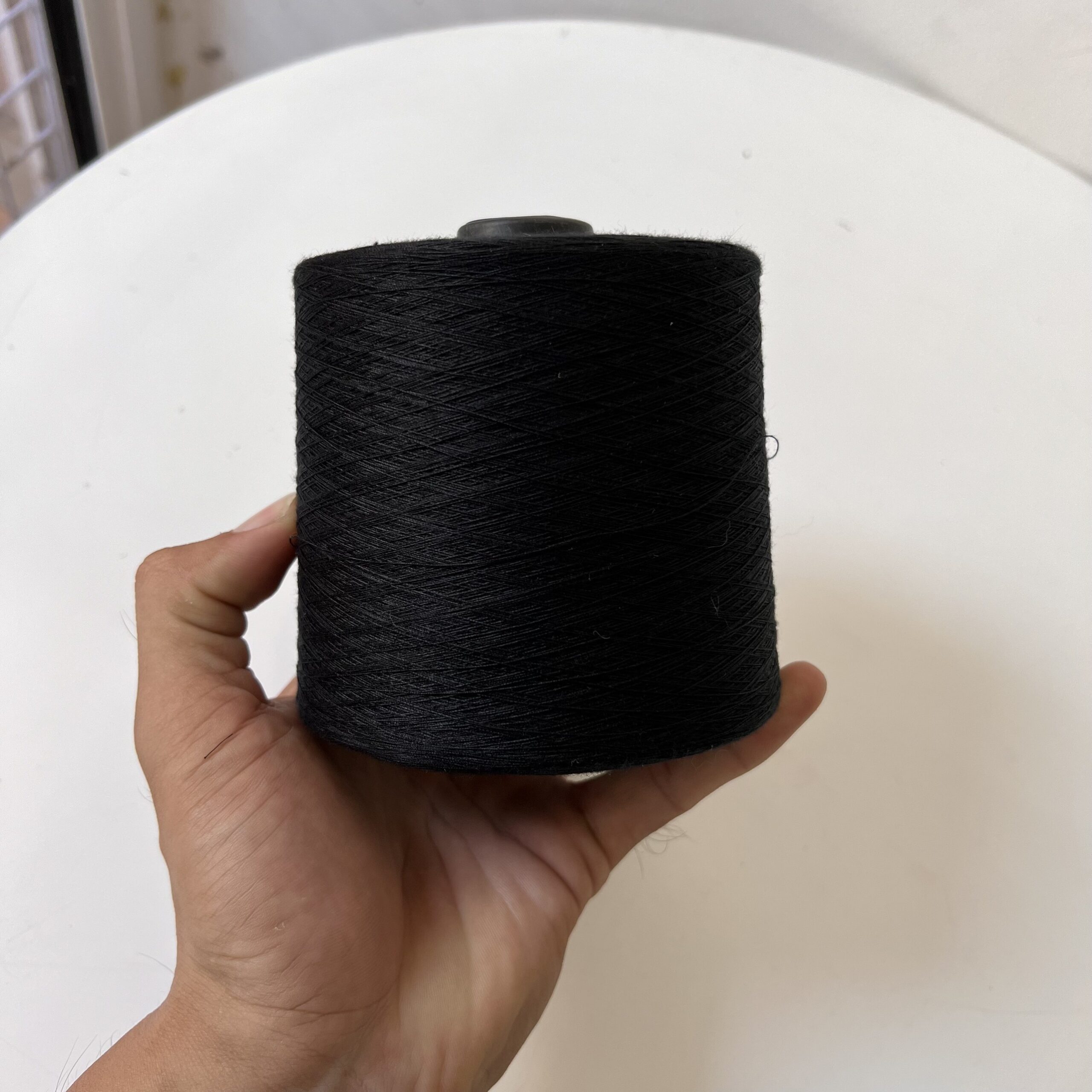 Chỉ may đen, trắng 40/2 cuộn siêu lớn 15.000m 500gr/cuộn hàng đều màu chuyên dùng vắt sổ, 1 kim vắt sổ, lót thêu - Ảnh 4