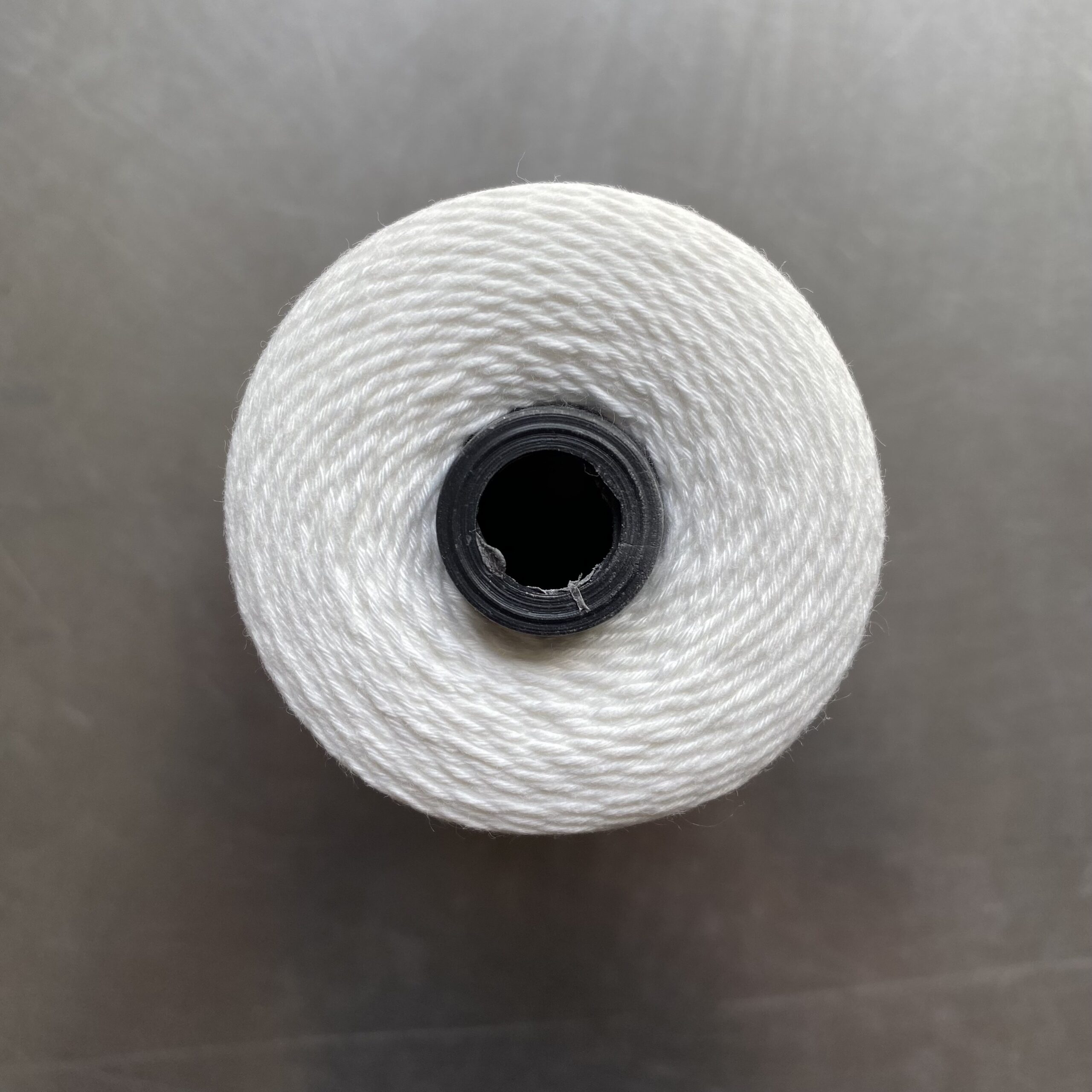 Chỉ may công nghiệp trắng đen sợi lớn 20/2 ( Tex 60, 30/3 ) hàng cty 2500m/cuộn (Sao chép) - Ảnh 6