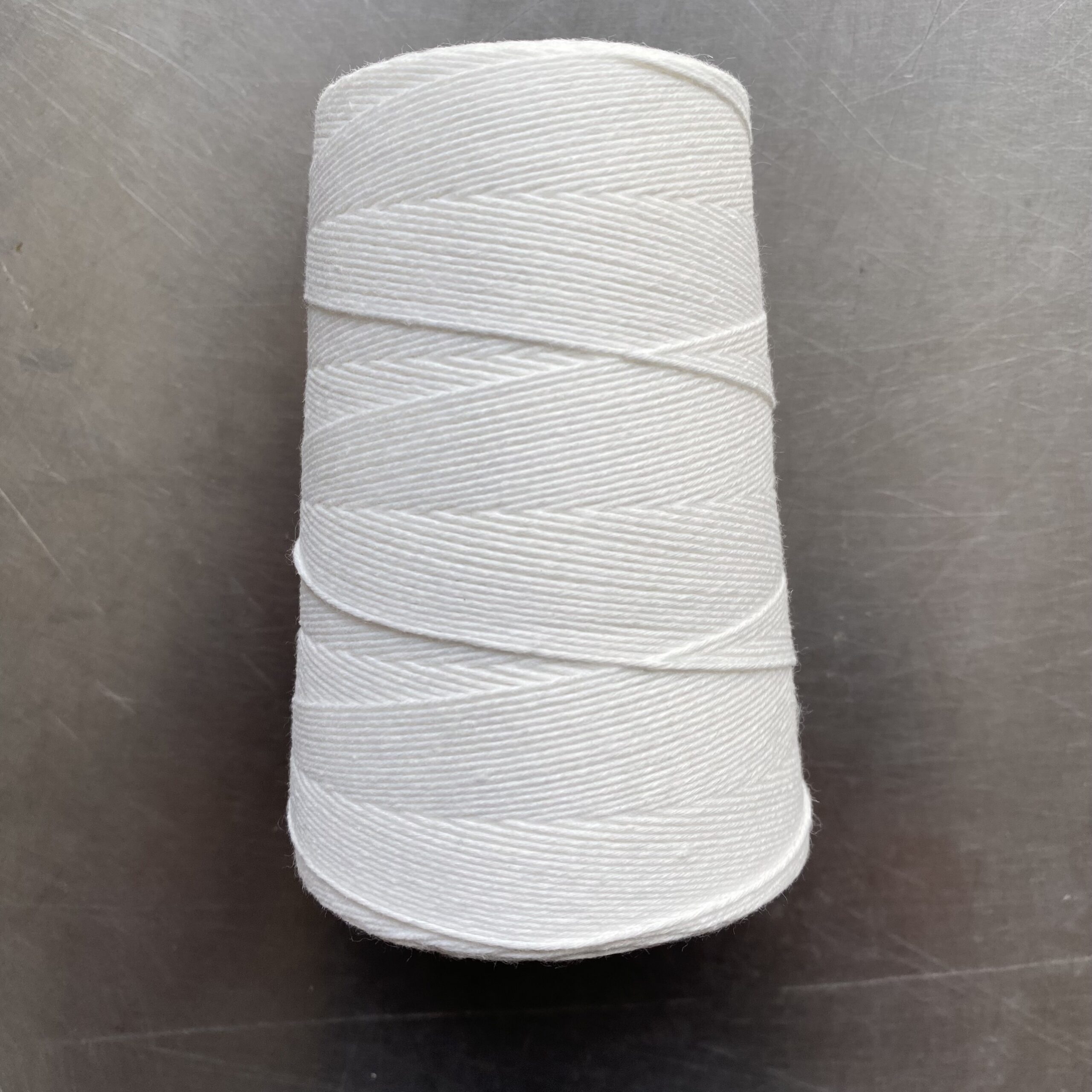 Chỉ may công nghiệp trắng đen sợi lớn 20/2 ( Tex 60, 30/3 ) hàng cty 2500m/cuộn (Sao chép) - Ảnh 5