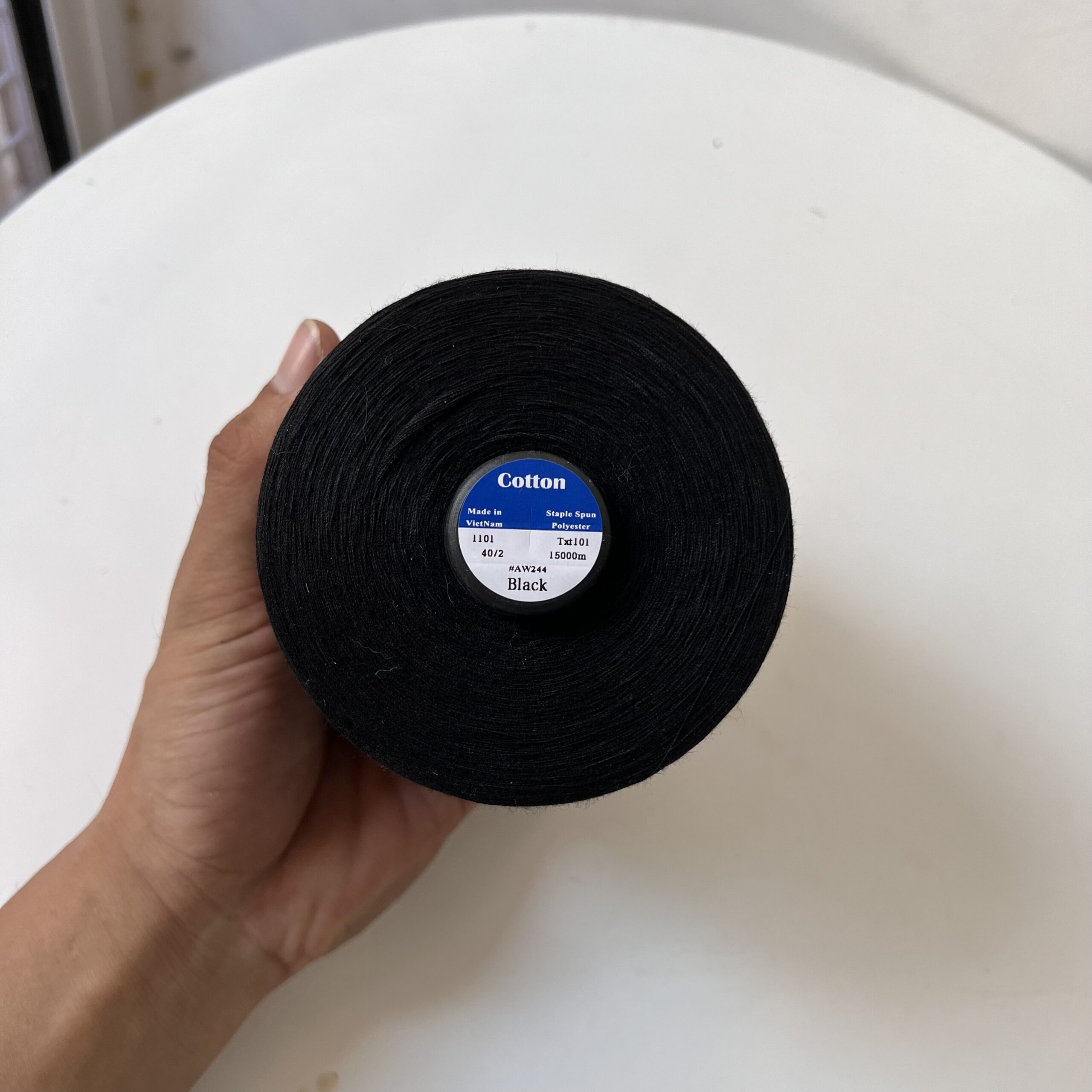 Chỉ may đen, trắng 40/2 cuộn siêu lớn 15.000m 500gr/cuộn hàng đều màu chuyên dùng vắt sổ, 1 kim vắt sổ, lót thêu - Ảnh 8
