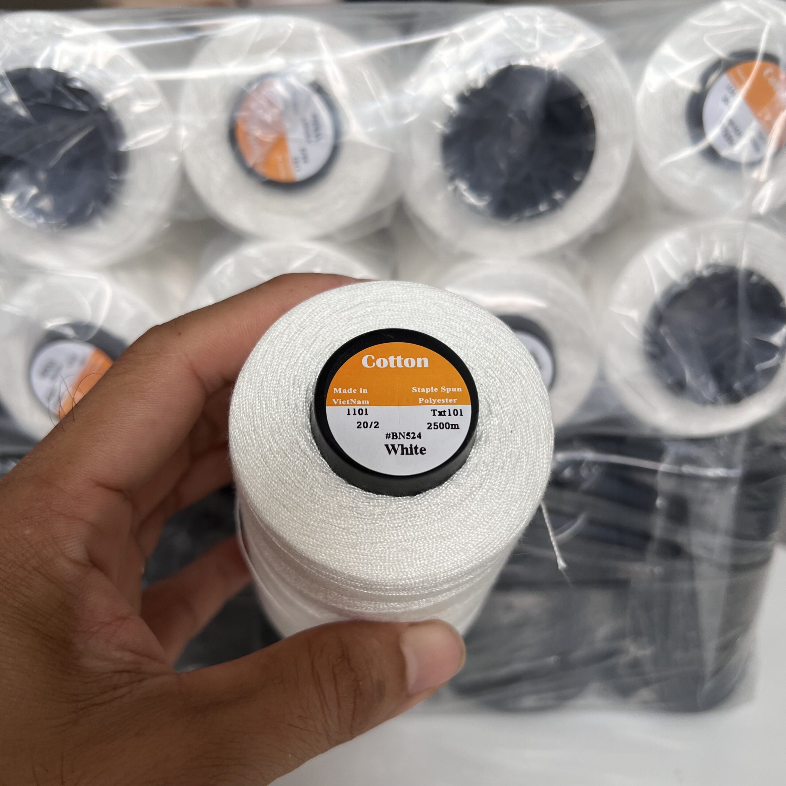 Chỉ may công nghiệp trắng đen sợi lớn 20/2 ( Tex 60, 30/3 ) hàng cty 2500m/cuộn - Ảnh 19