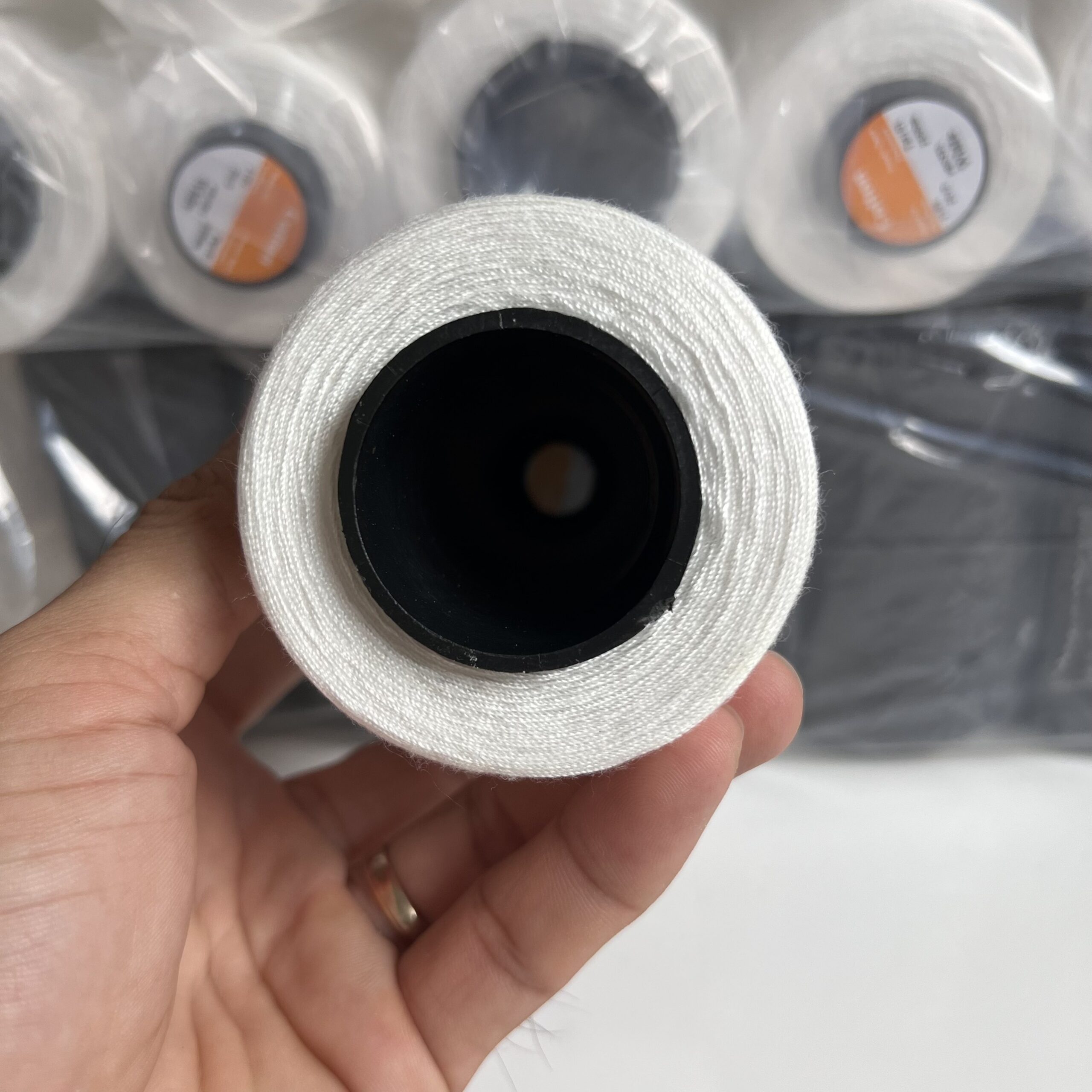 Chỉ may công nghiệp trắng đen sợi lớn 20/2 ( Tex 60, 30/3 ) hàng cty 2500m/cuộn - Ảnh 18