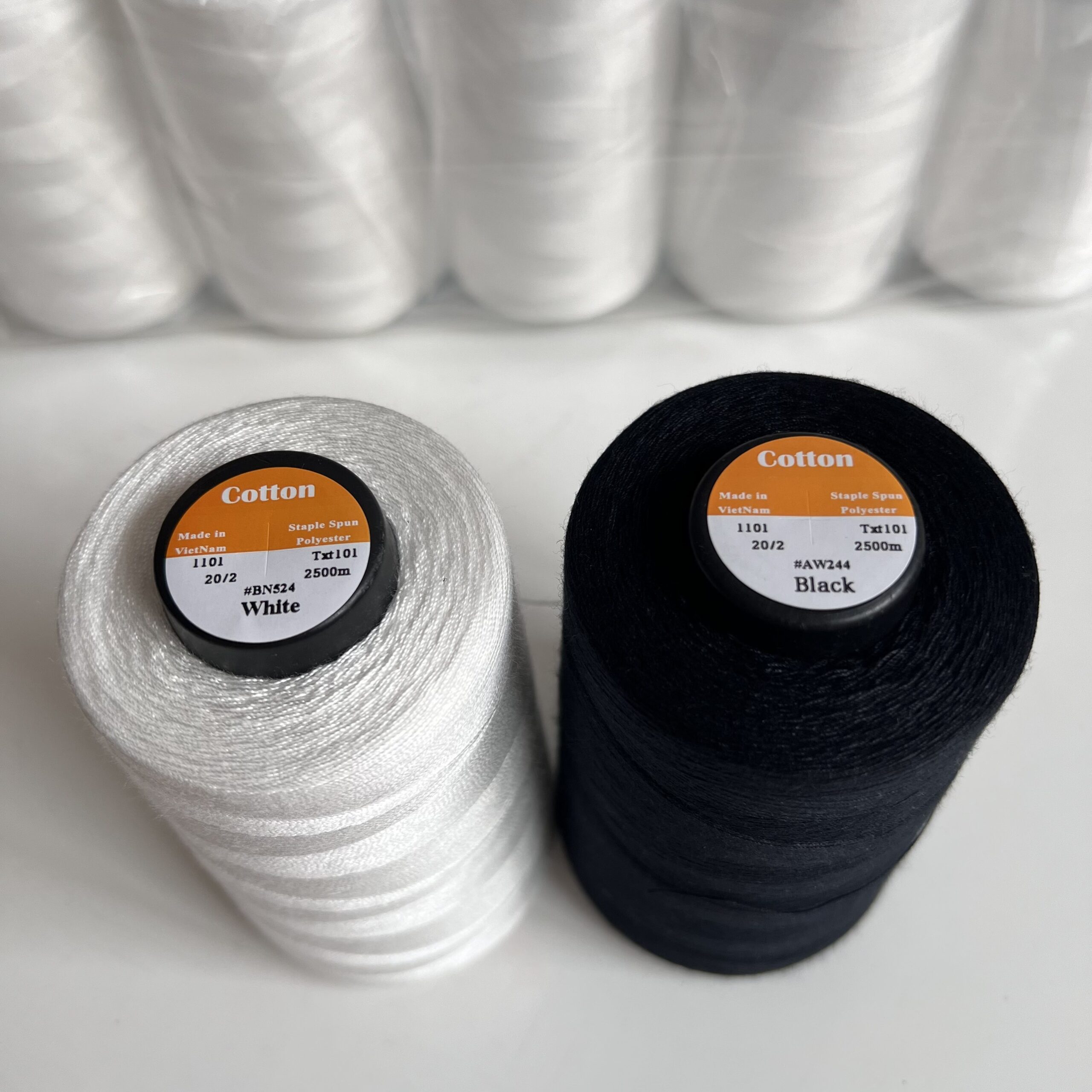 Chỉ may công nghiệp trắng đen sợi lớn 20/2 ( Tex 60, 30/3 ) hàng cty 2500m/cuộn - Ảnh 17