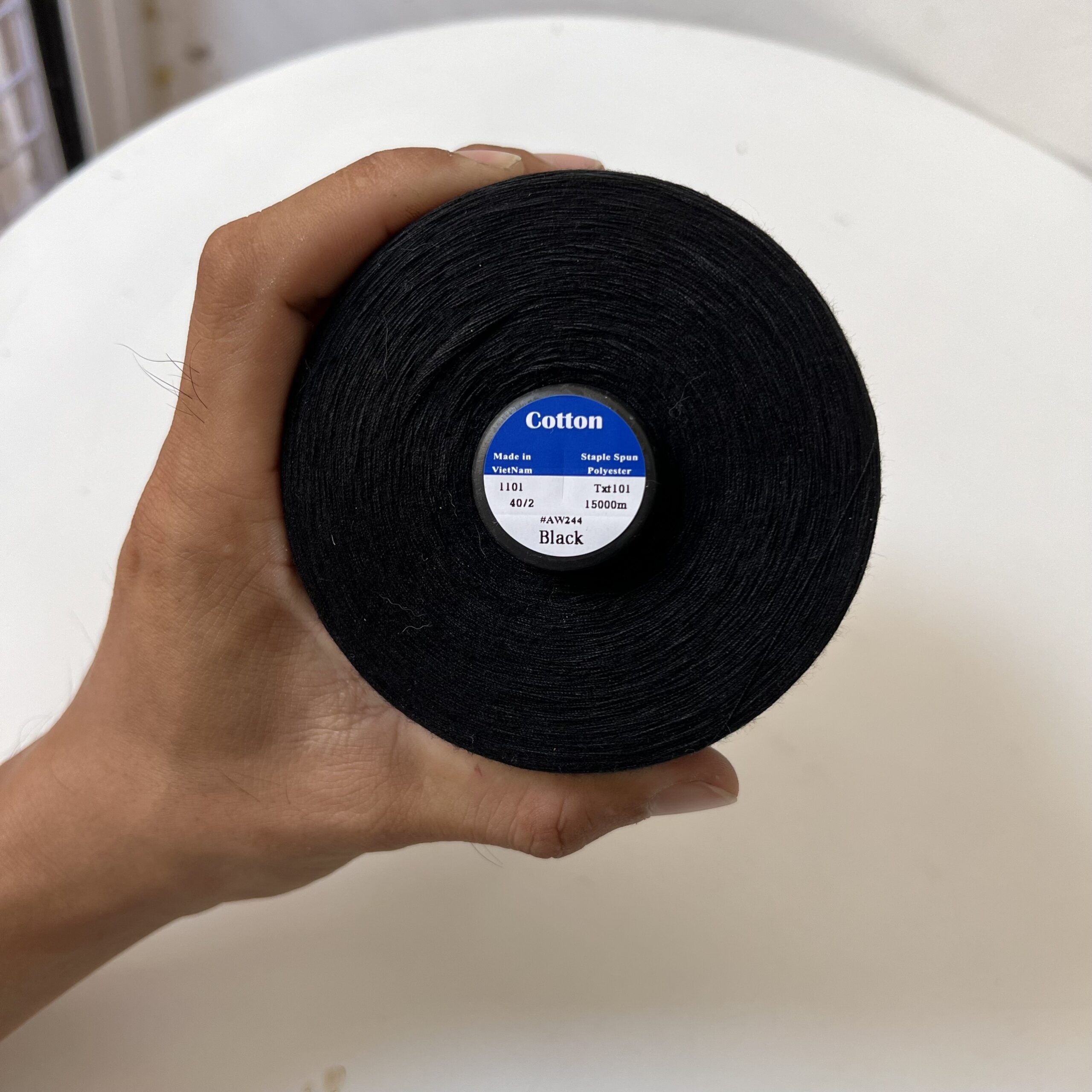 Chỉ may đen, trắng 40/2 cuộn siêu lớn 15.000m 500gr/cuộn hàng đều màu chuyên dùng vắt sổ, 1 kim vắt sổ, lót thêu - Ảnh 9