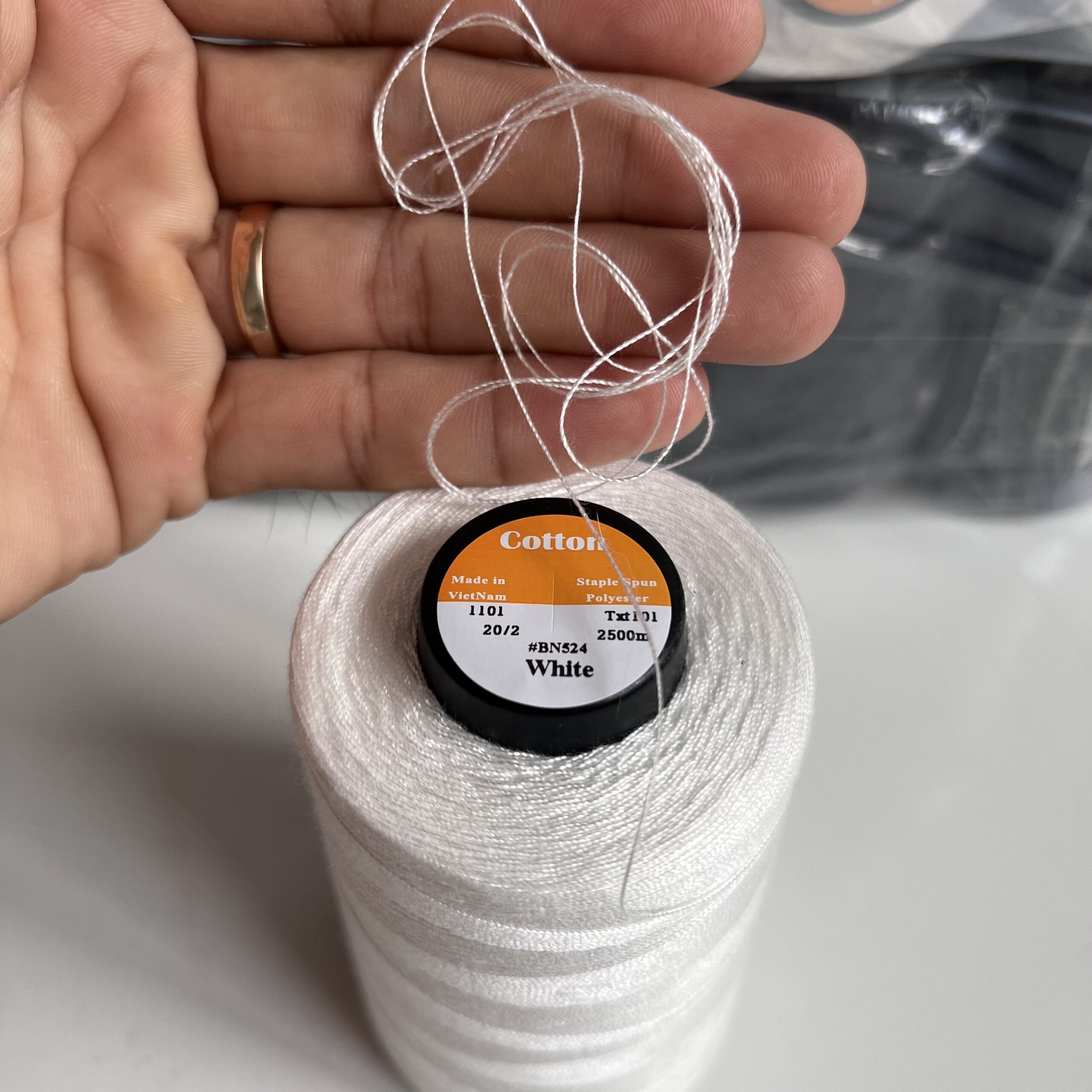 Chỉ may công nghiệp trắng đen sợi lớn 20/2 ( Tex 60, 30/3 ) hàng cty 2500m/cuộn - Ảnh 15