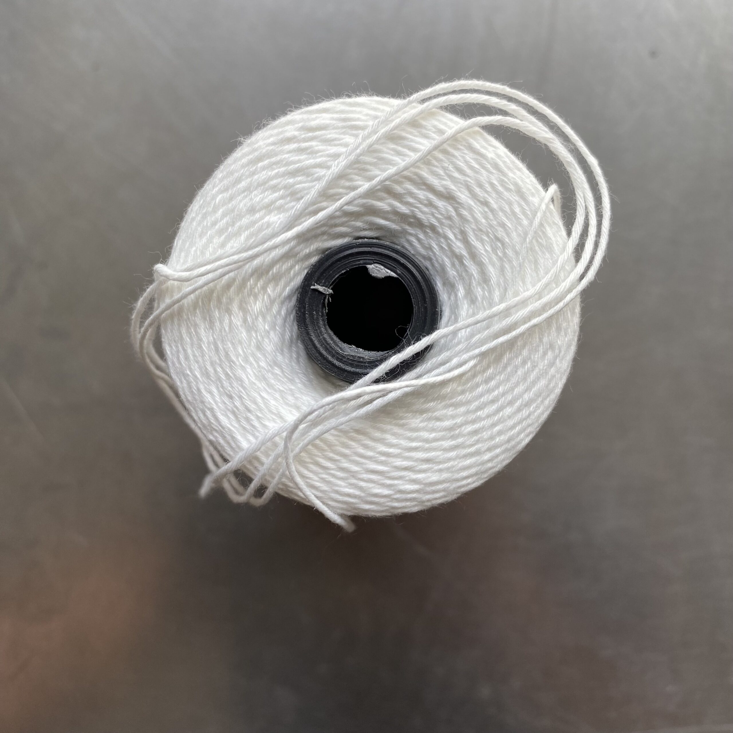 Chỉ may công nghiệp trắng đen sợi lớn 20/2 ( Tex 60, 30/3 ) hàng cty 2500m/cuộn (Sao chép) - Ảnh 14