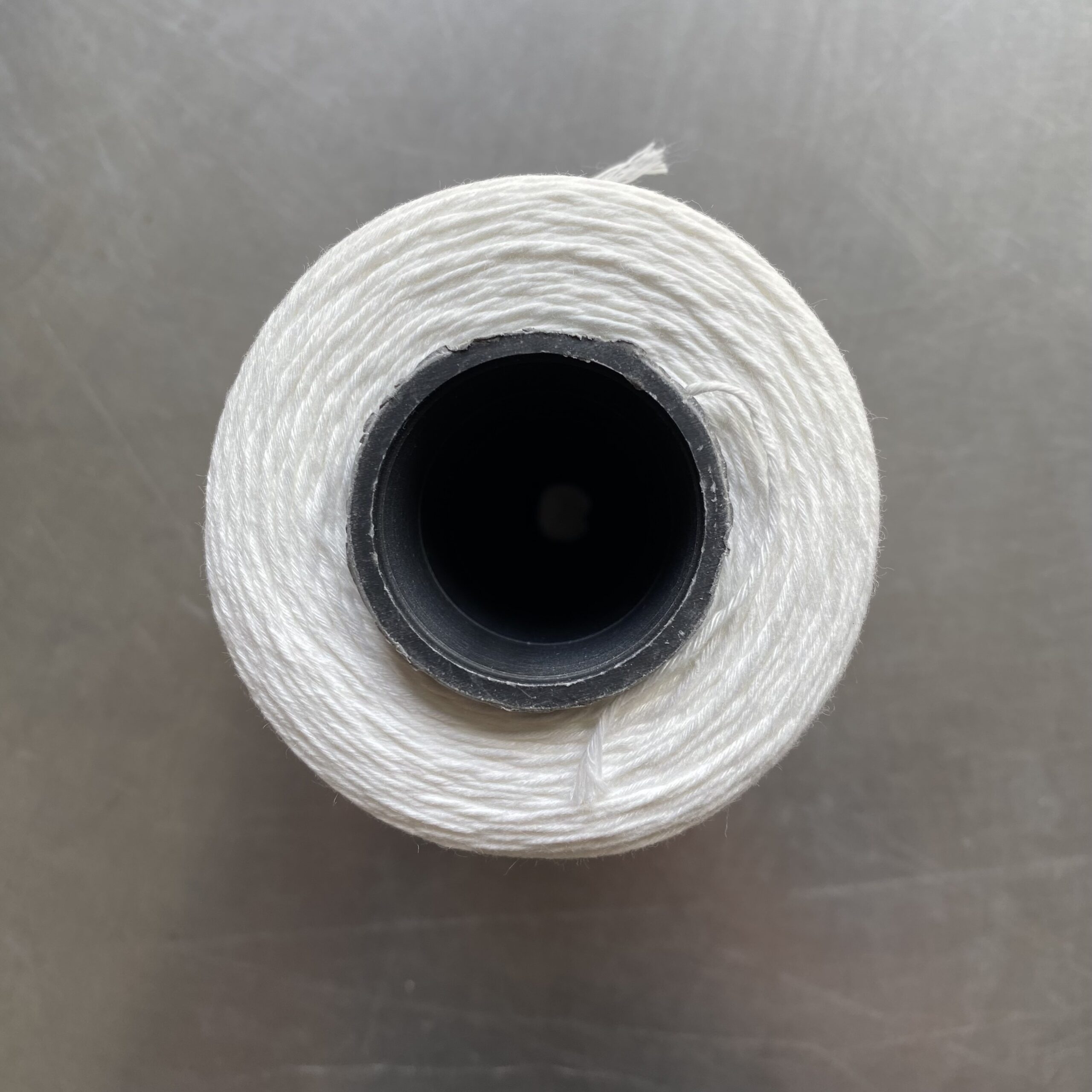 Chỉ may công nghiệp trắng đen sợi lớn 20/2 ( Tex 60, 30/3 ) hàng cty 2500m/cuộn (Sao chép) - Ảnh 13