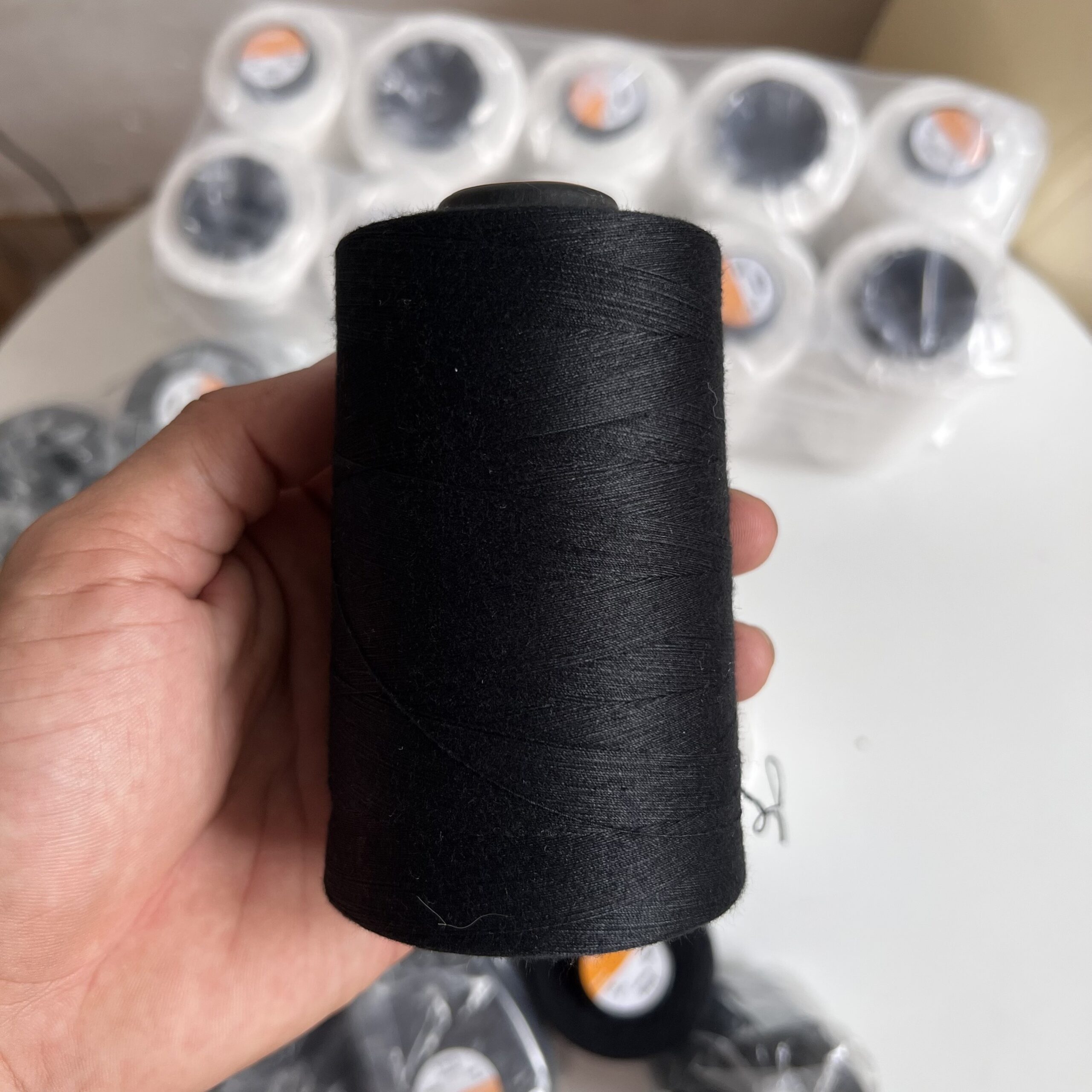 Chỉ may công nghiệp trắng đen sợi lớn 20/2 ( Tex 60, 30/3 ) hàng cty 2500m/cuộn - Ảnh 14