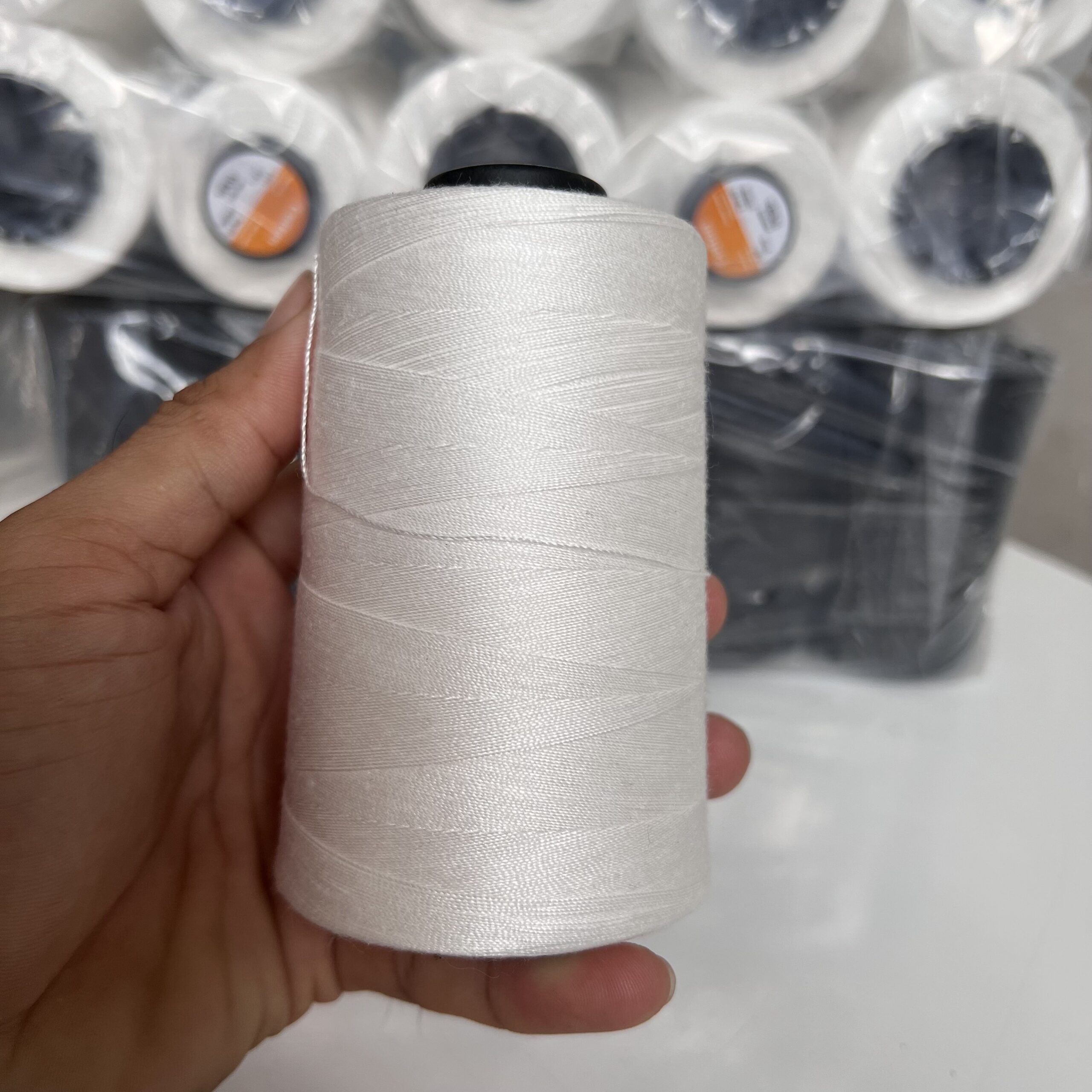 Chỉ may công nghiệp trắng đen sợi lớn 20/2 ( Tex 60, 30/3 ) hàng cty 2500m/cuộn - Ảnh 13